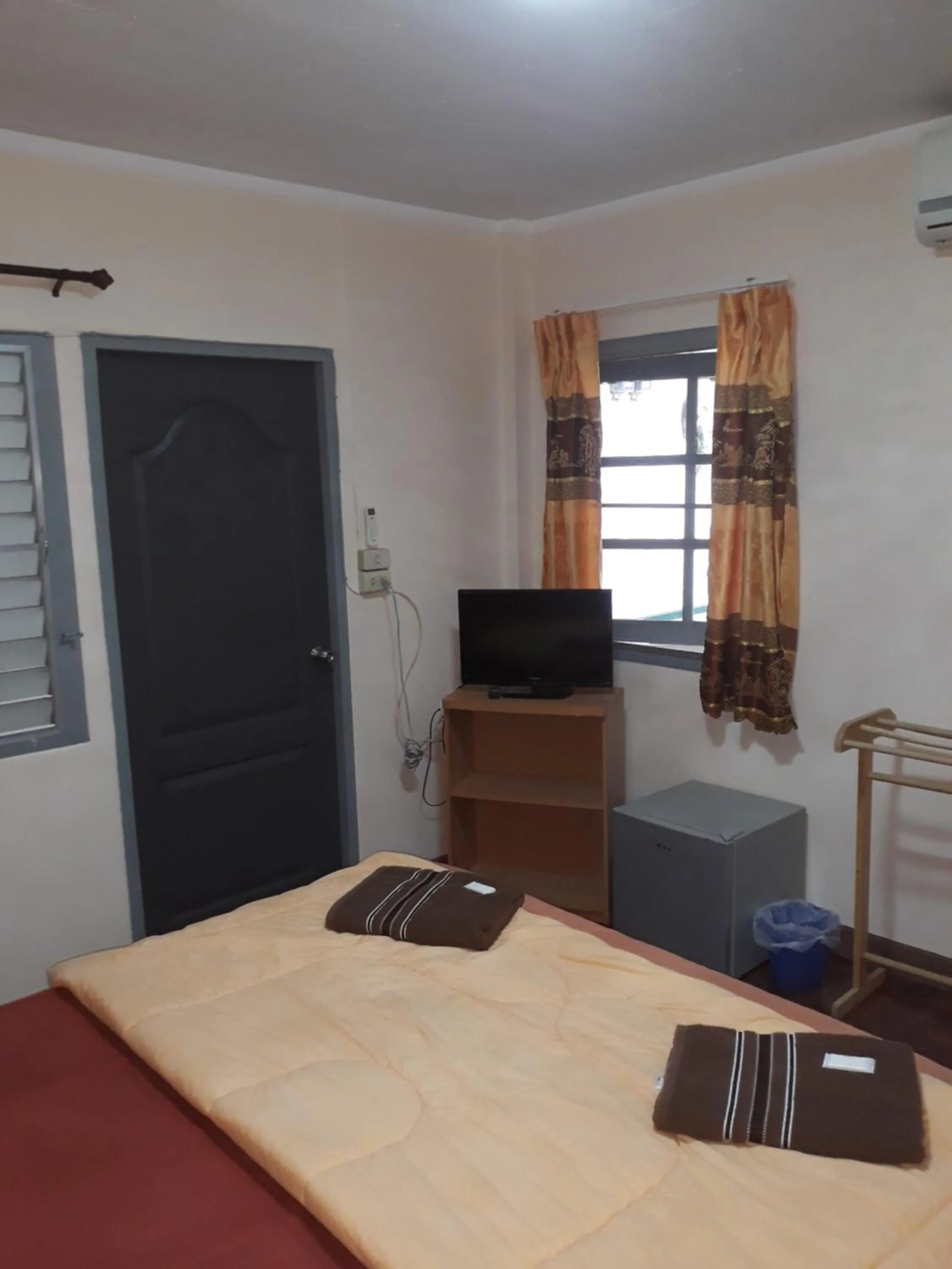 Photo of the whole room, Bed in Dutch Guest้้house Chiang Mai