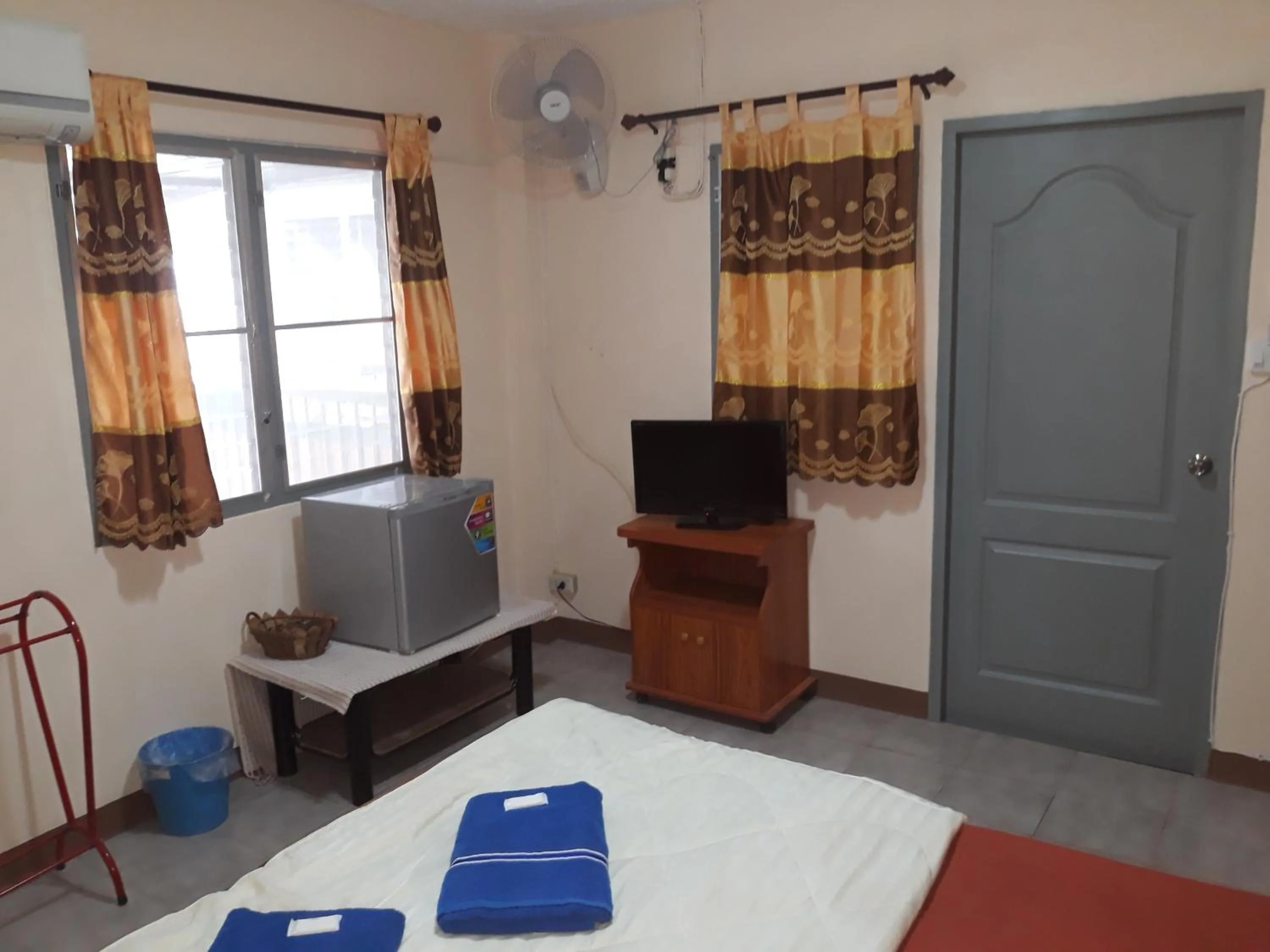 Photo of the whole room, Bed in Dutch Guest้้house Chiang Mai