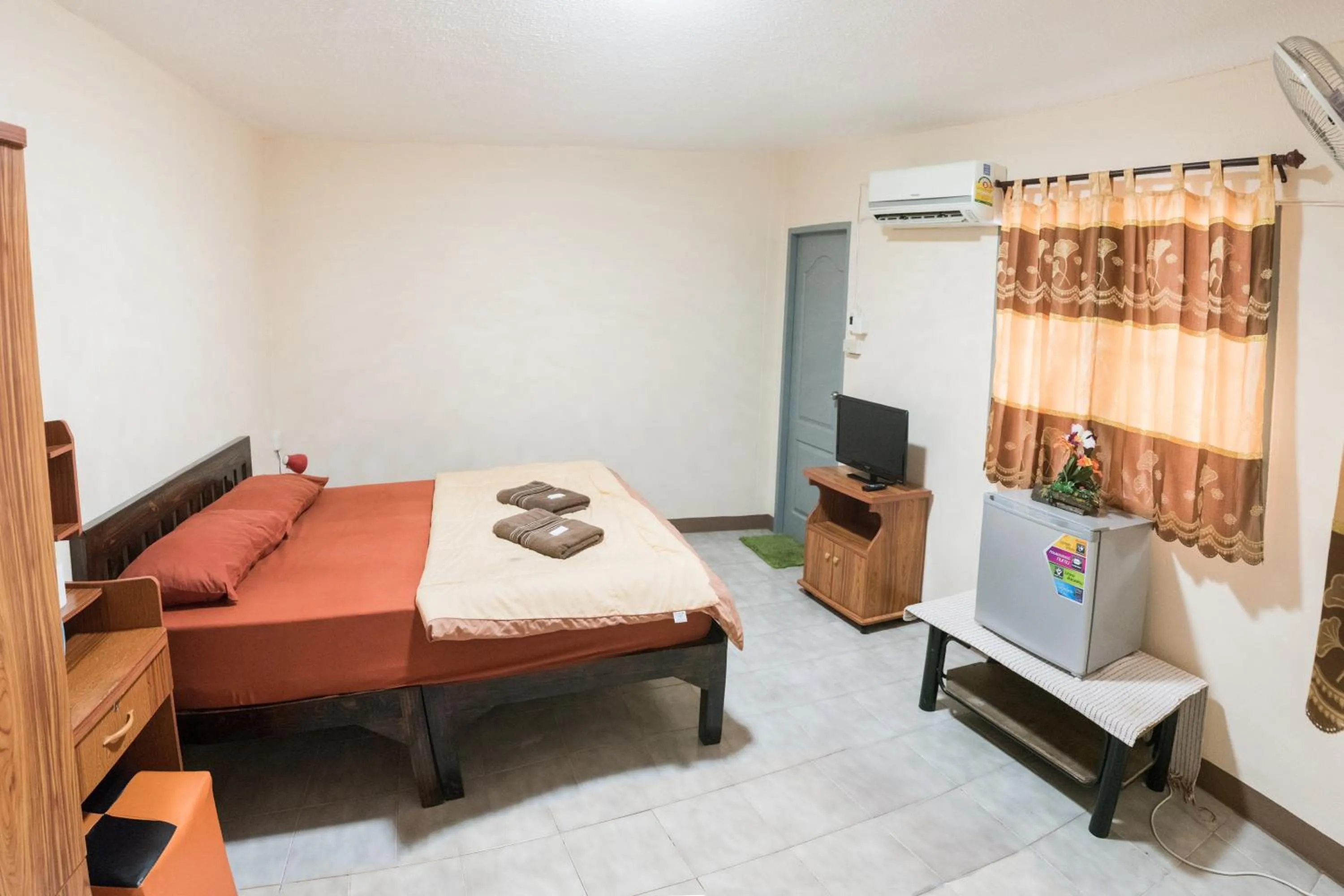 Photo of the whole room, Bed in Dutch Guest้้house Chiang Mai