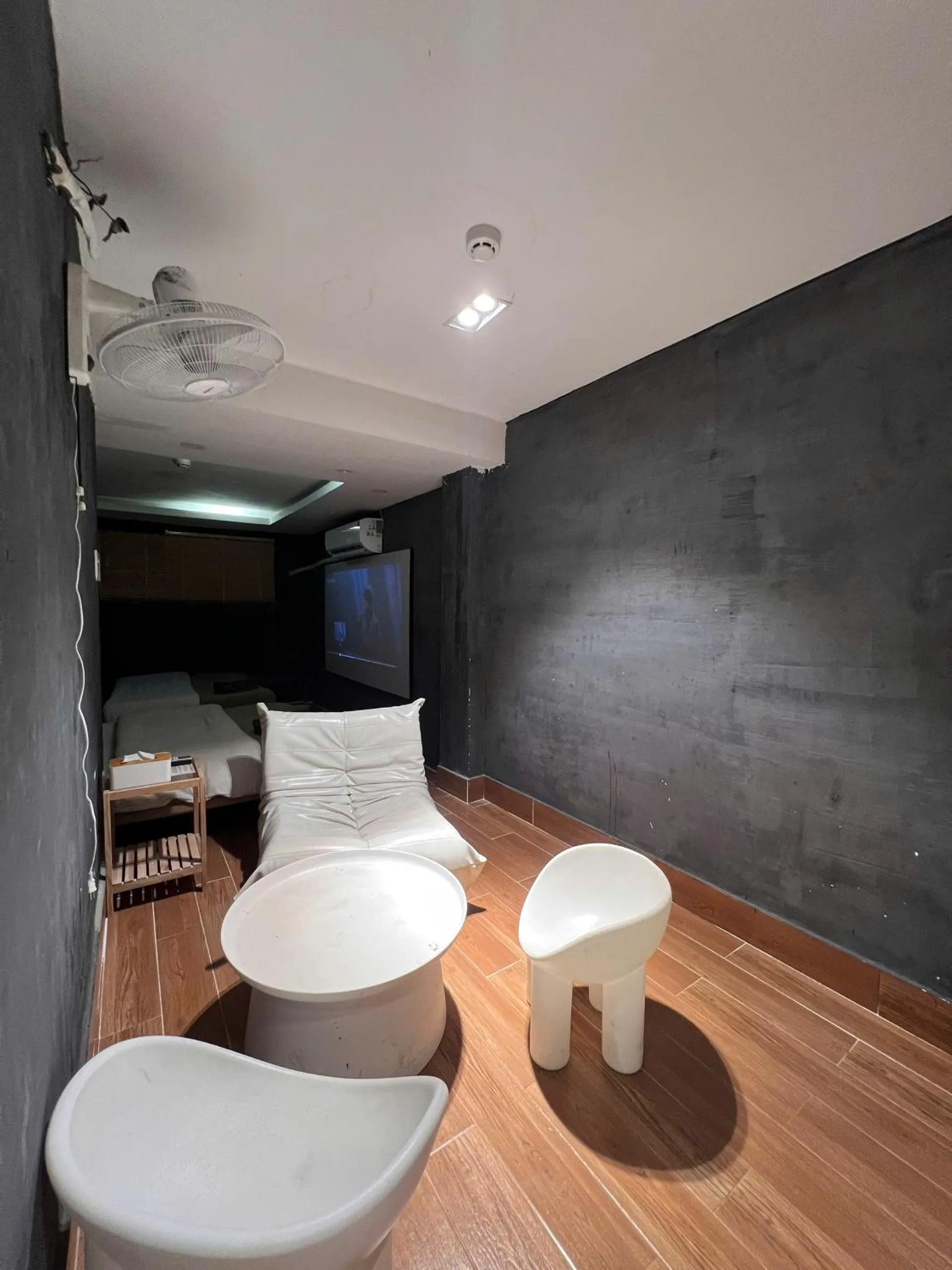 MEOW Hotel & Cafe 2