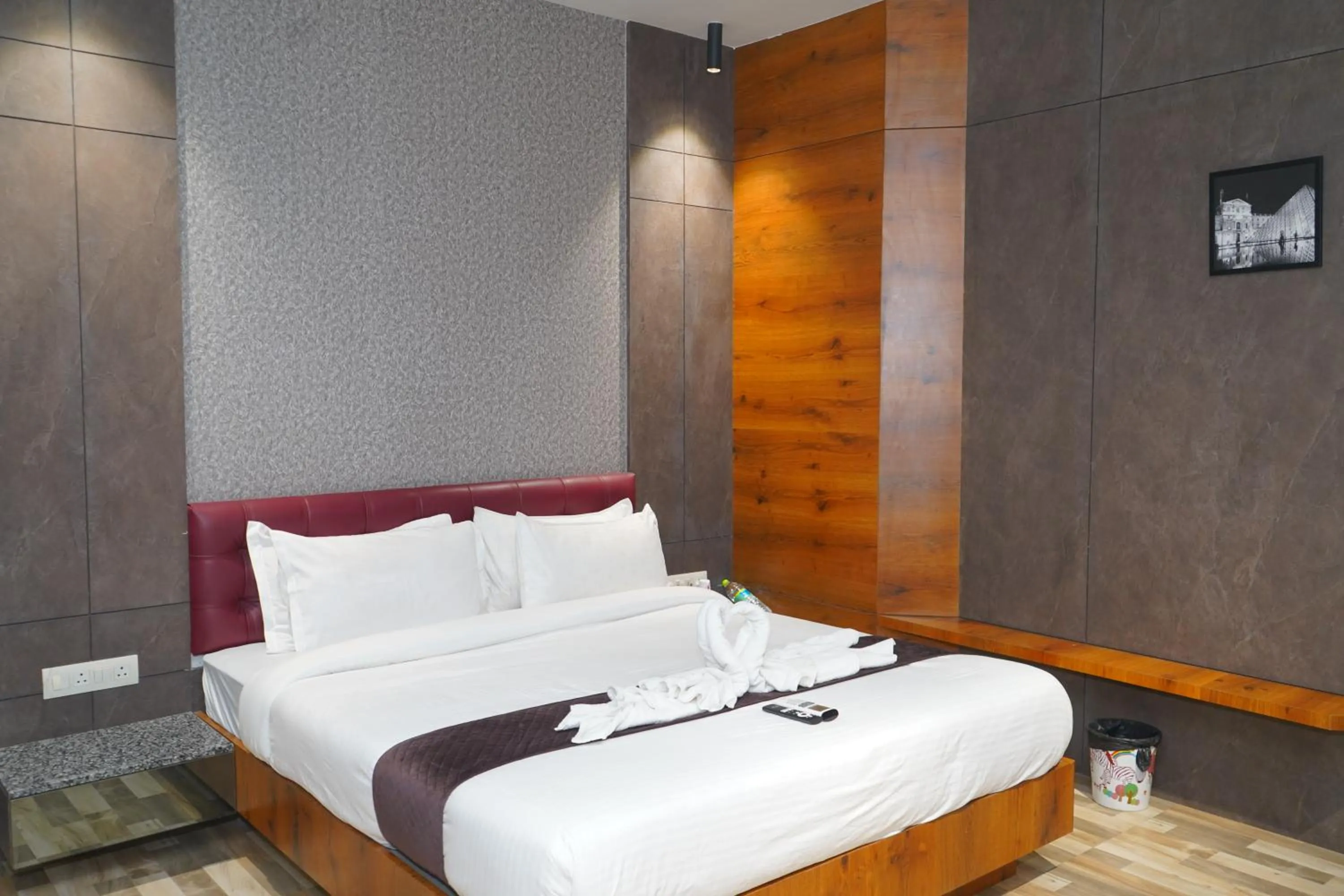 Bed in Abssolute Homtel - Rooms & Suites