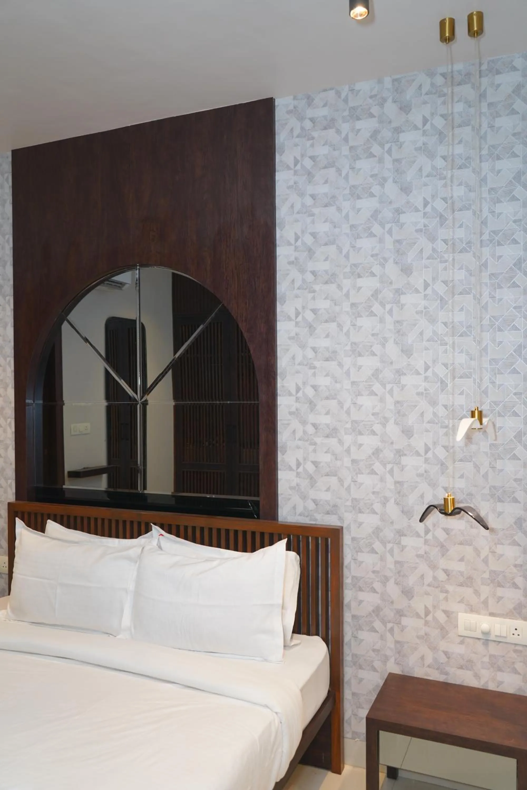 Bed in Abssolute Homtel - Rooms & Suites