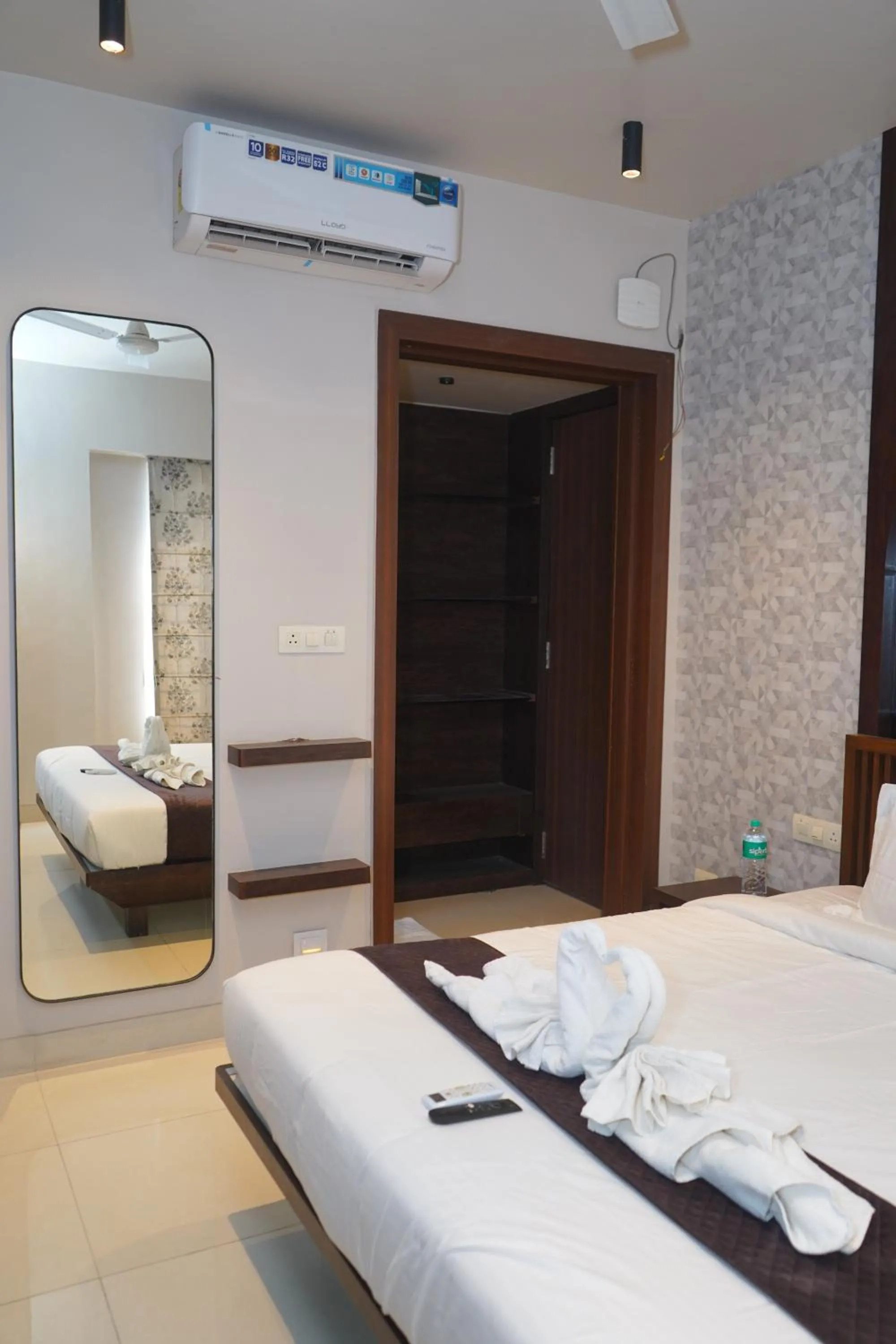 Bed in Abssolute Homtel - Rooms & Suites