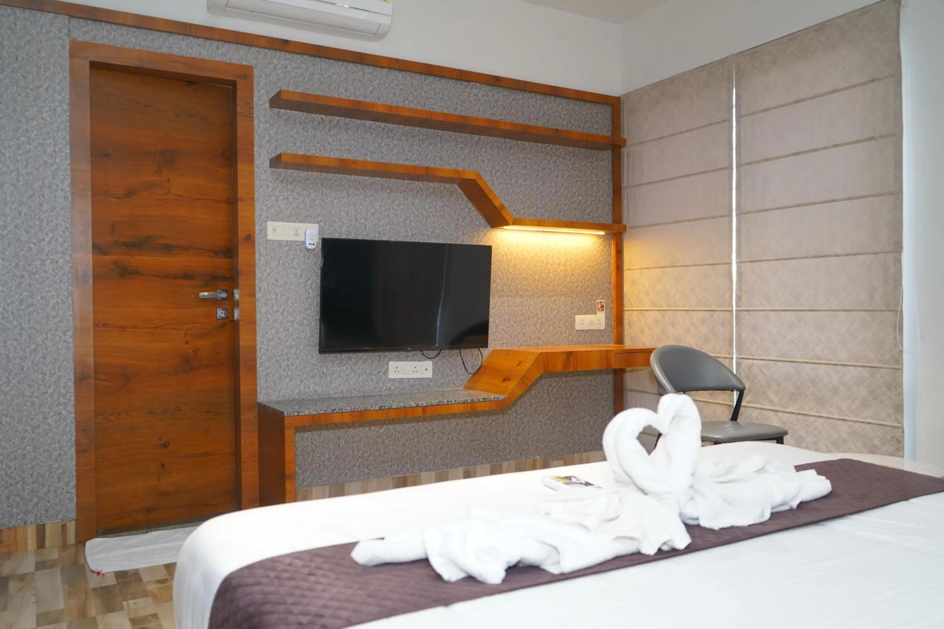 Bed in Abssolute Homtel - Rooms & Suites