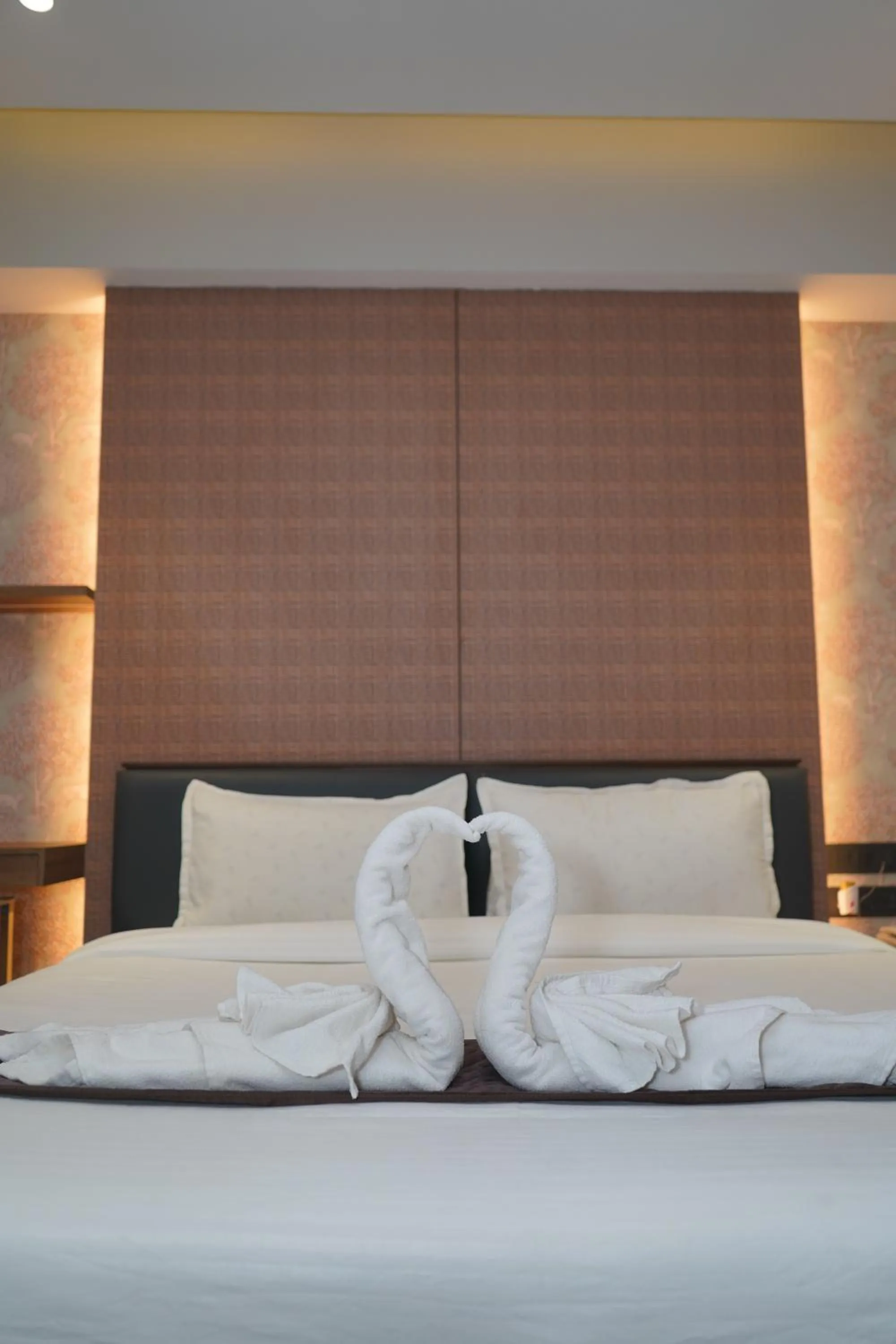 Bed in Abssolute Homtel - Rooms & Suites