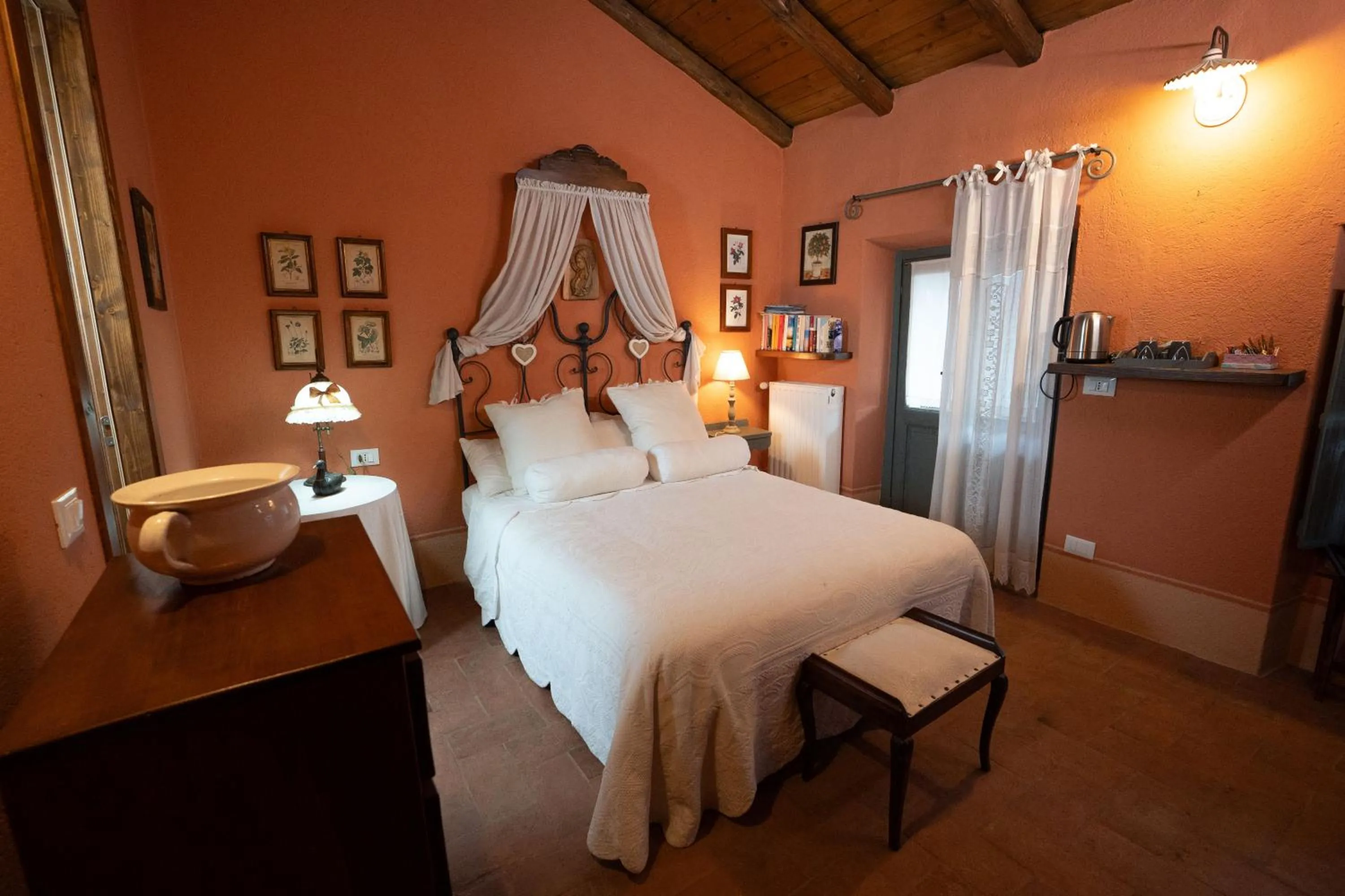 King Room with Balcony in Il Salice B&B