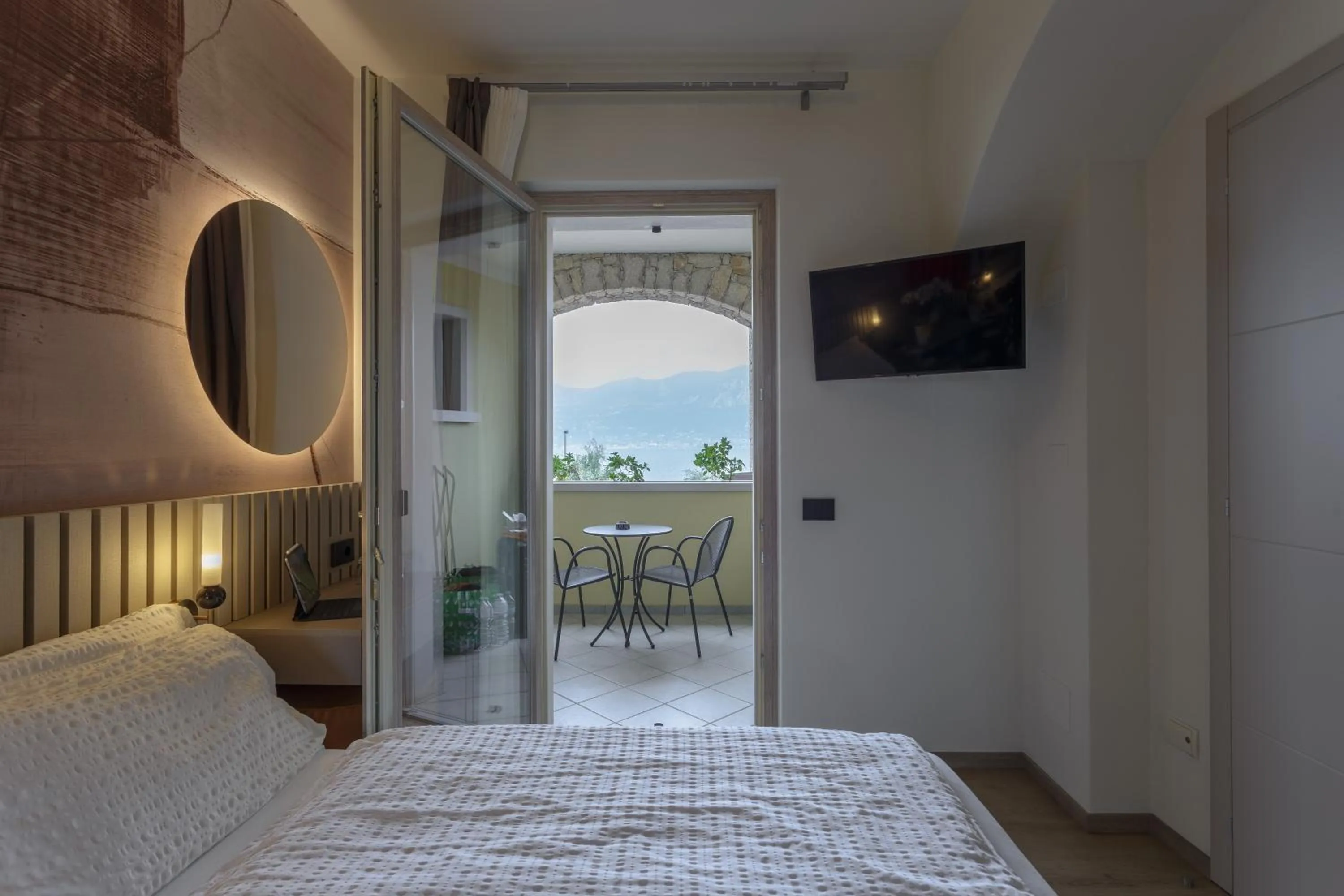 Patio, Bed in Hotel Veronesi