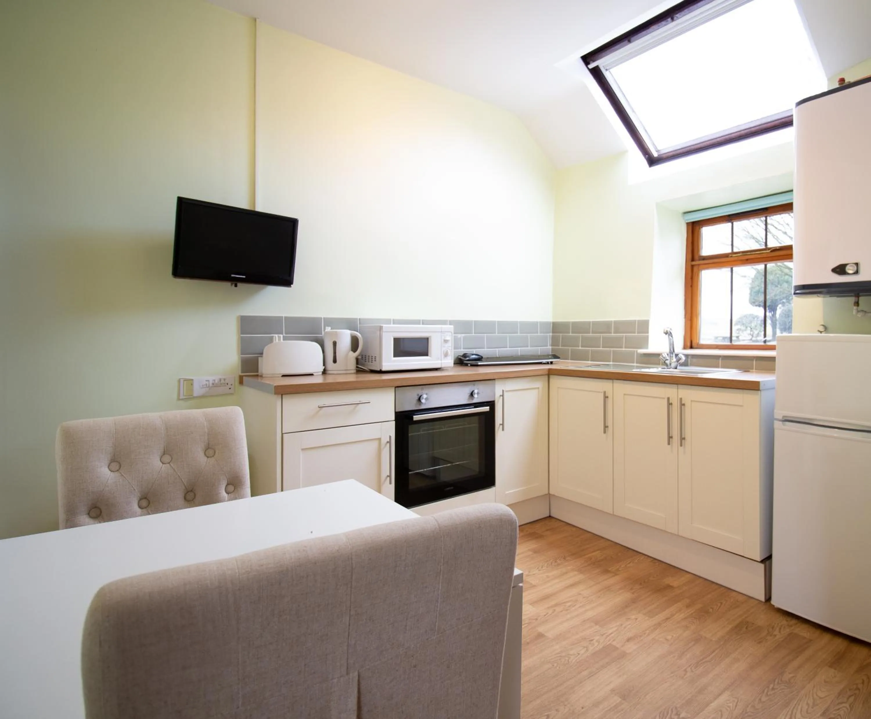 Kitchen or kitchenette in Newton House Hotel