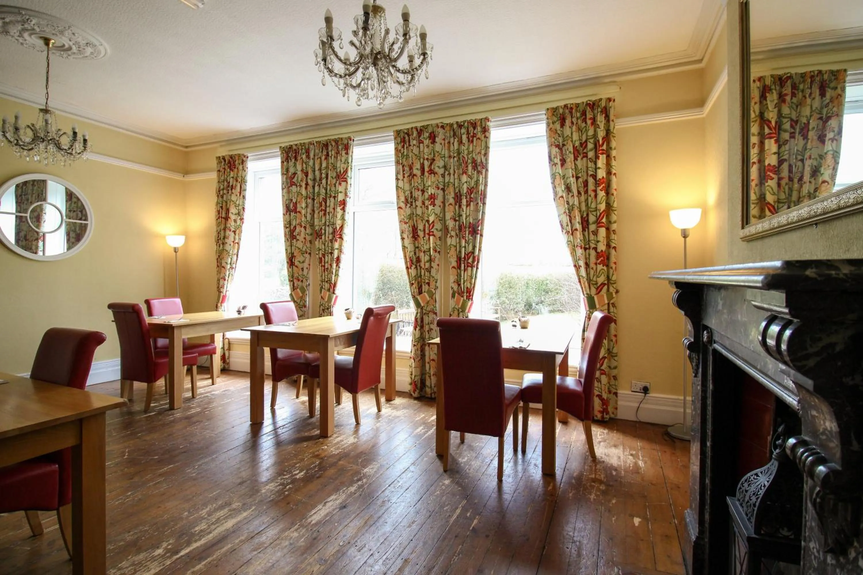 Restaurant/places to eat in Newton House Hotel