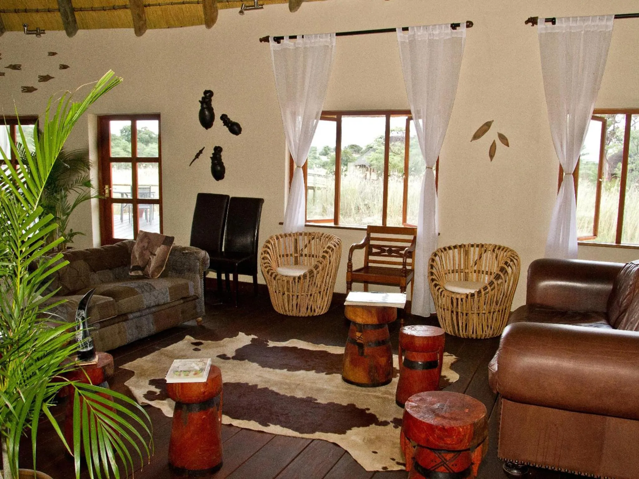 Communal lounge/ TV room in Gondwana Hakusembe River Lodge