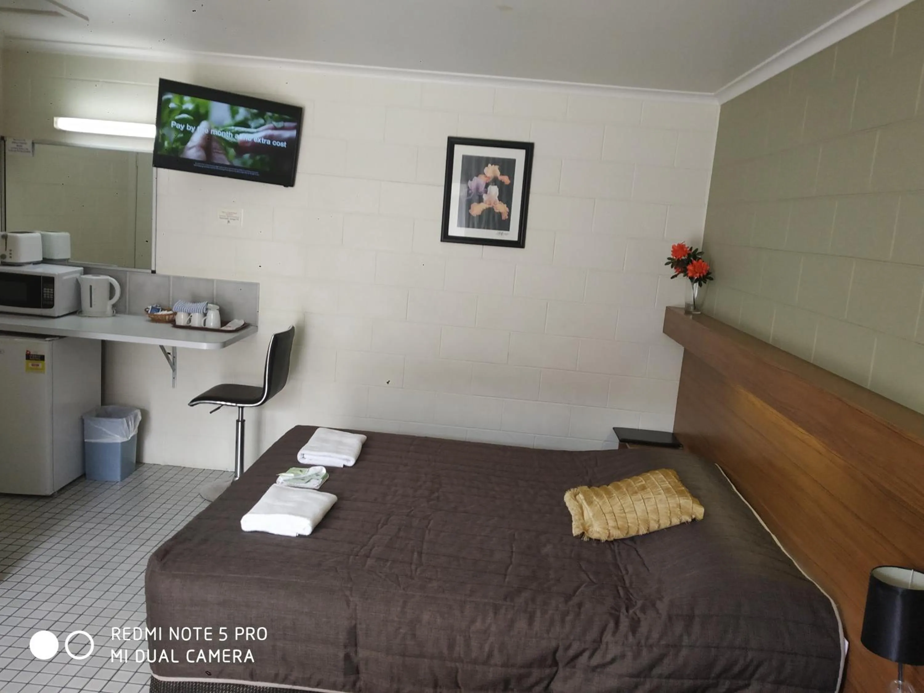 Communal lounge/ TV room, Bed in Albury Central Motel