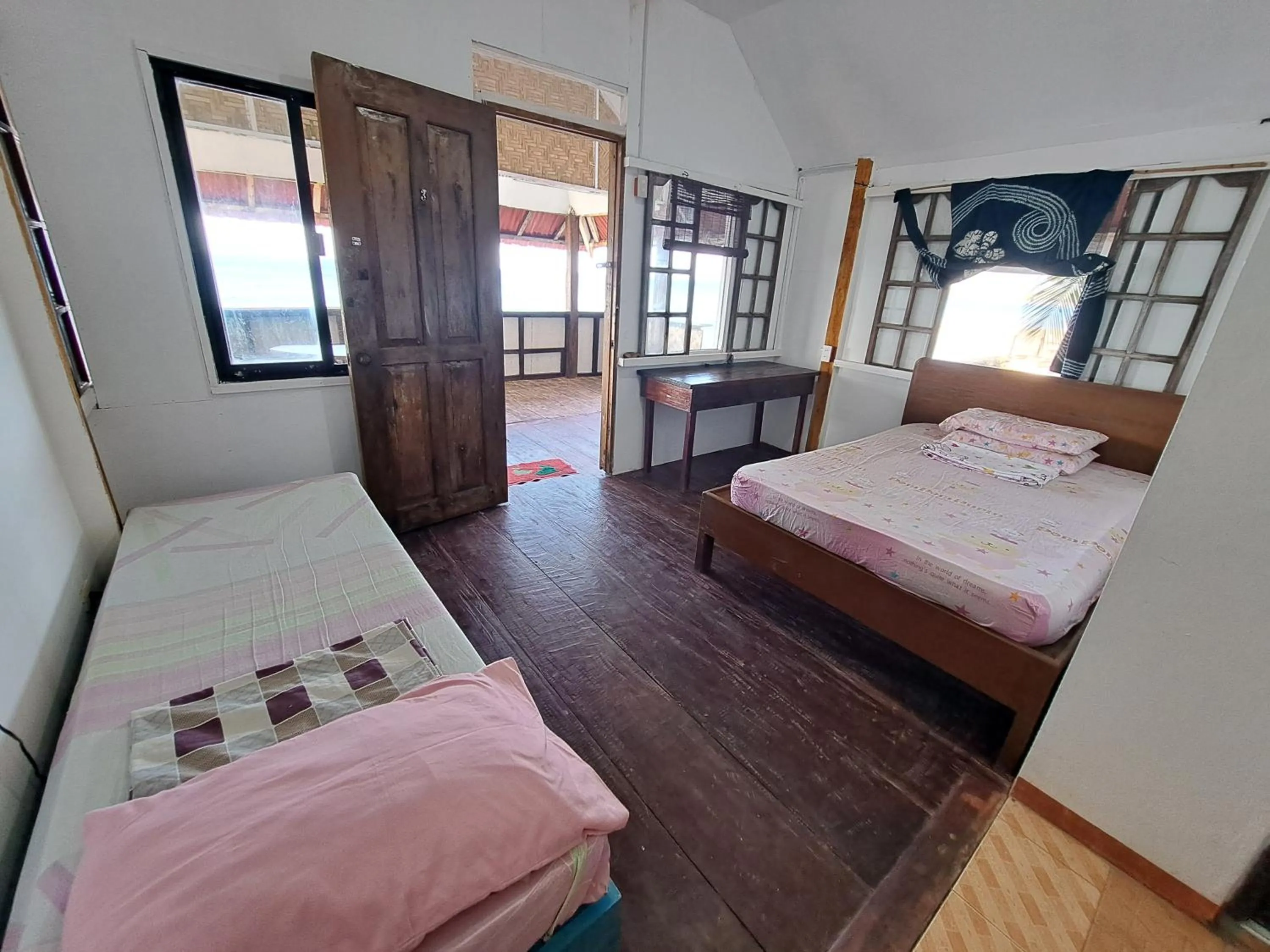 Bed in Paseo Del Mar Seaside Inn