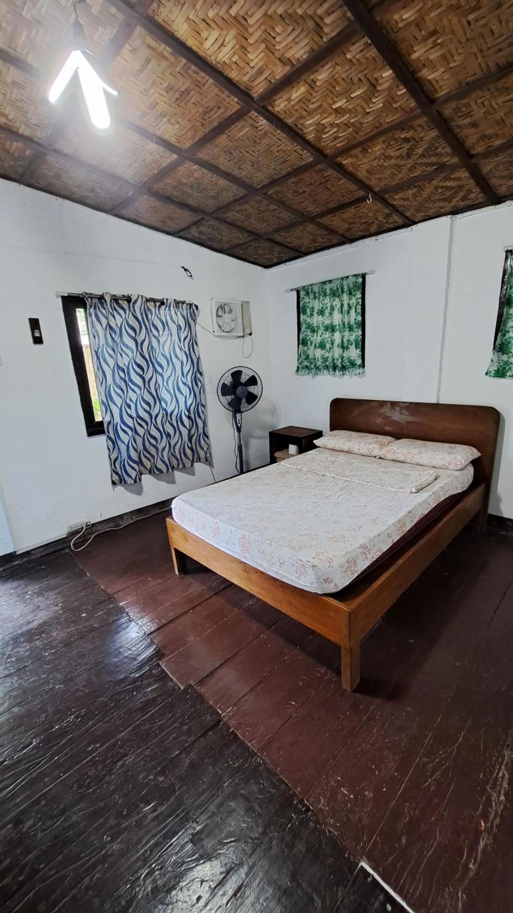 Bed in Paseo Del Mar Seaside Inn