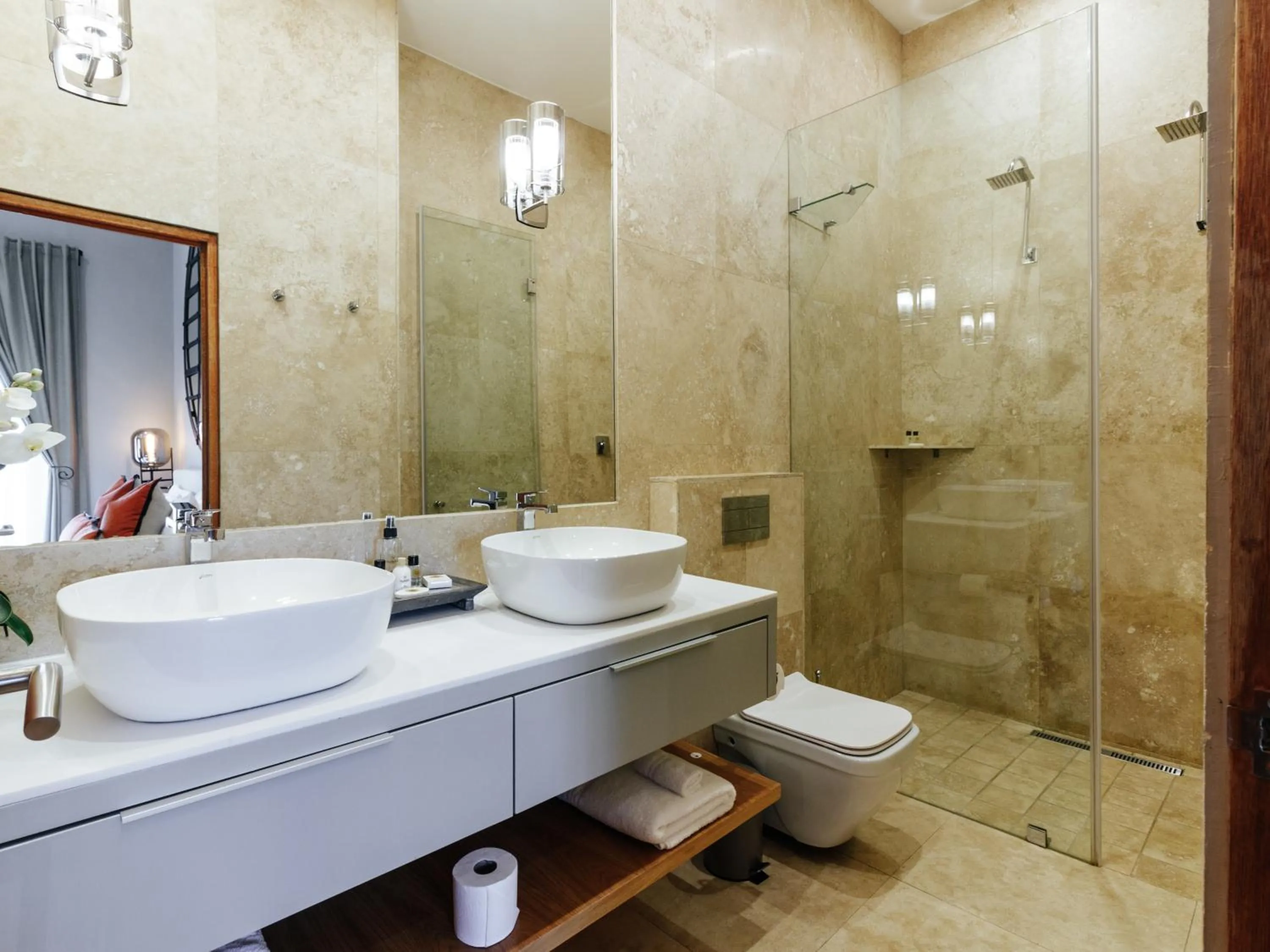 Shower in Fleur du Soleil Luxury Guesthouse