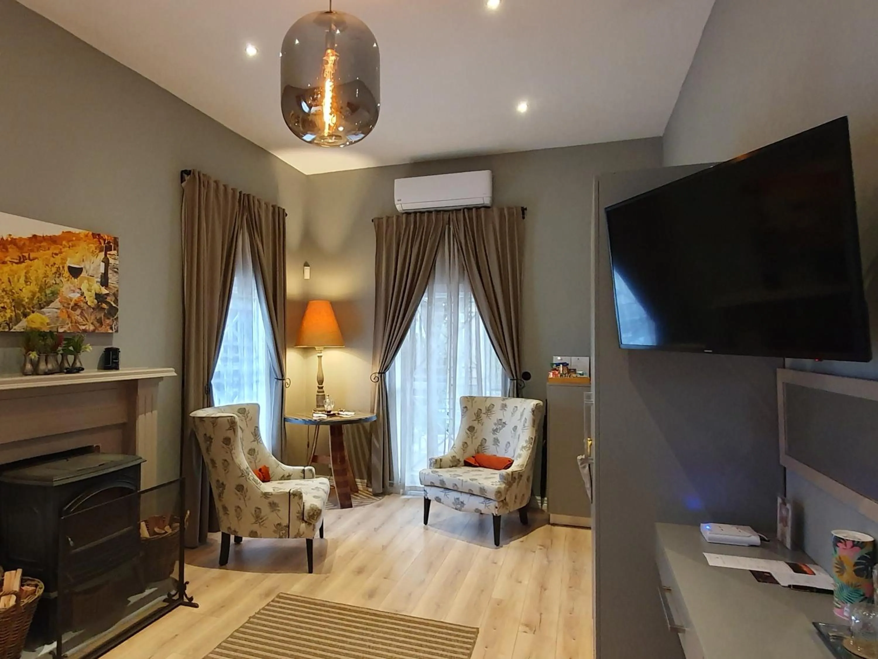 TV and multimedia in Fleur du Soleil Luxury Guesthouse