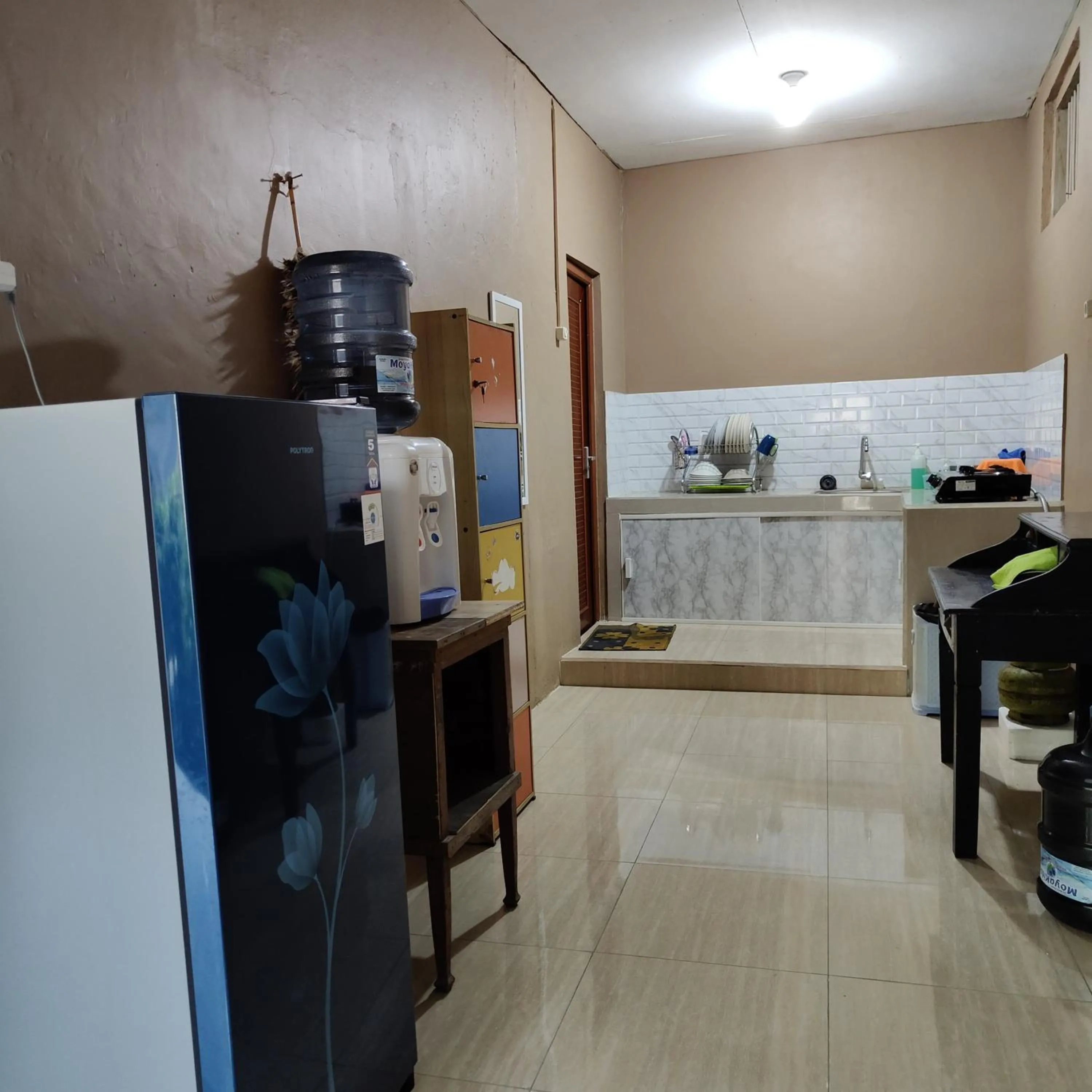 Communal kitchen in Griya Al Mukmin Guesthouse Syariah