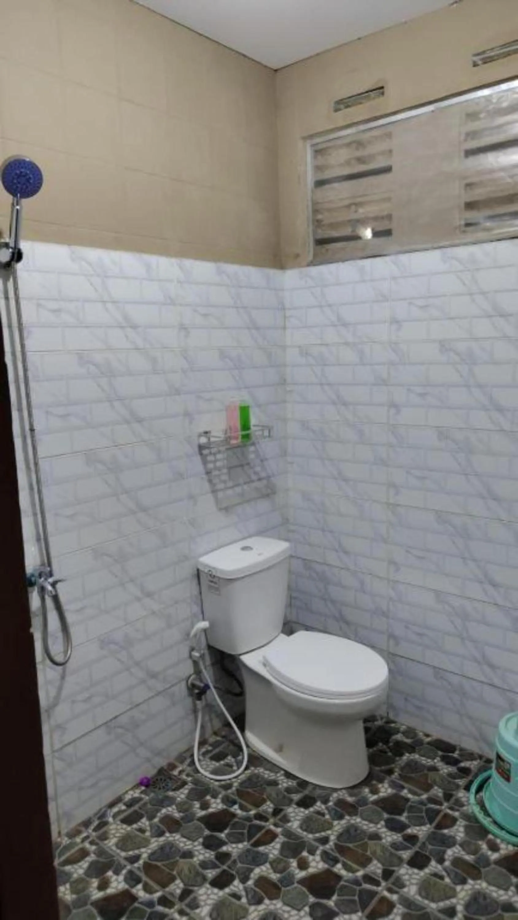 Shower in Griya Al Mukmin Guesthouse Syariah