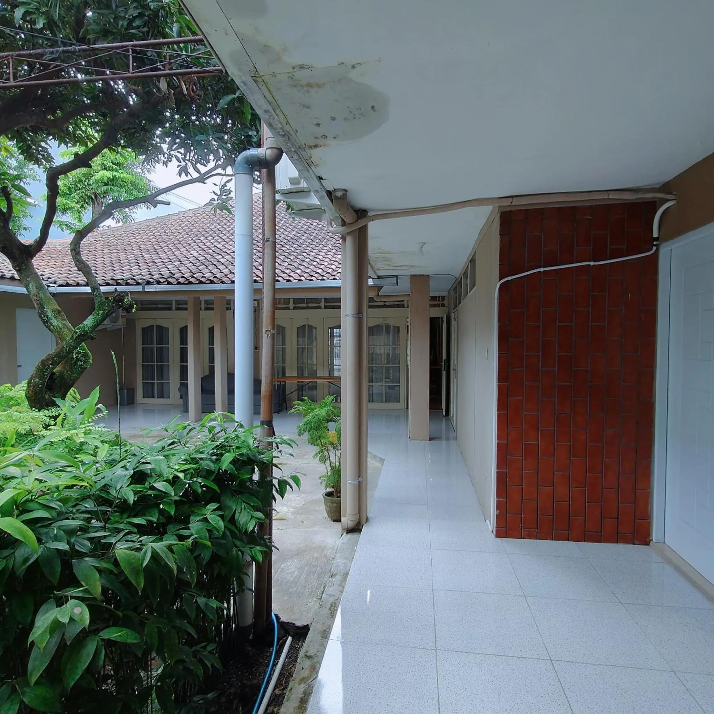 Inner courtyard view in Griya Al Mukmin Guesthouse Syariah