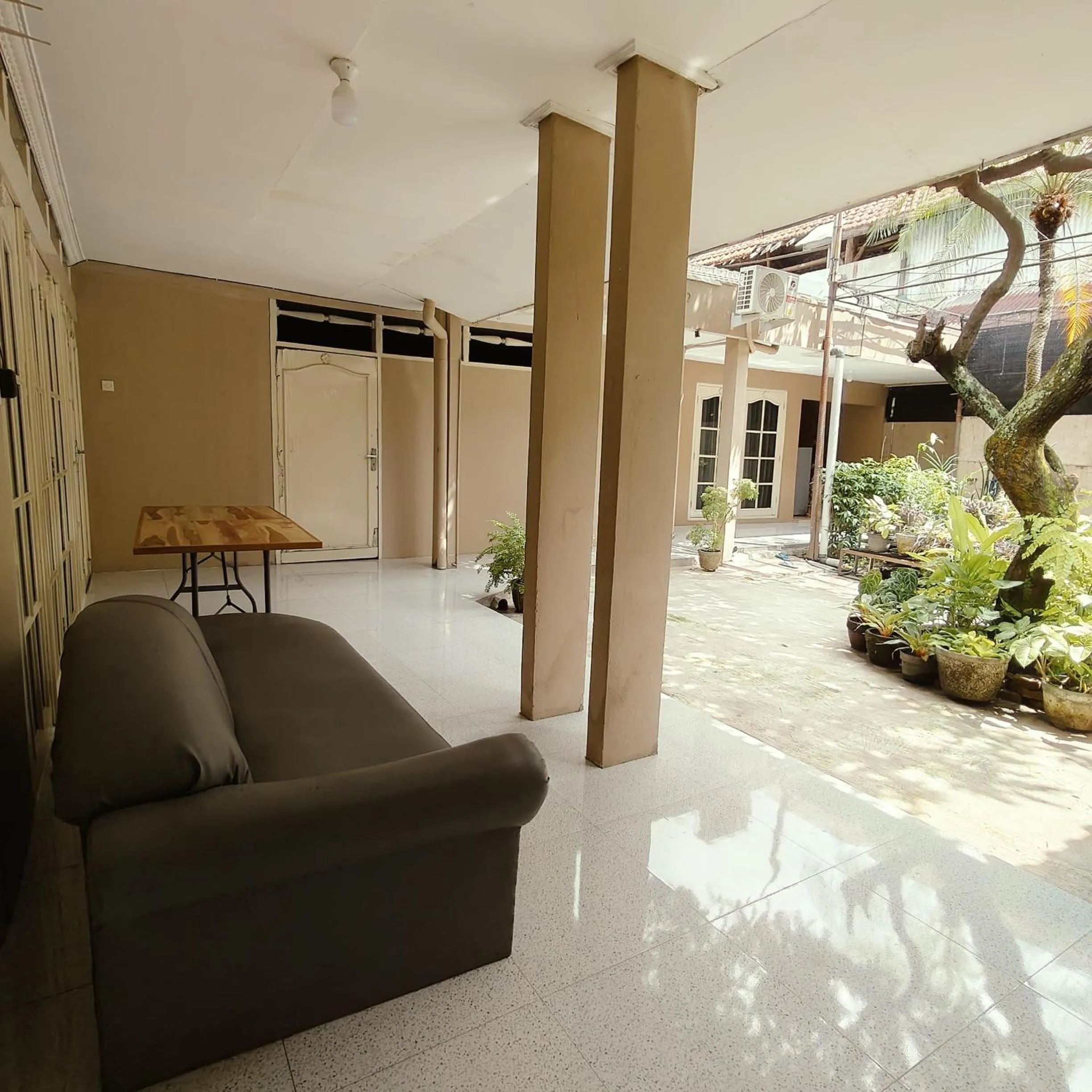 Inner courtyard view in Griya Al Mukmin Guesthouse Syariah
