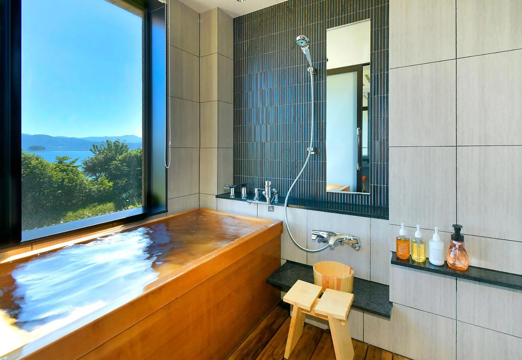 Hot Spring Bath in Hotel Premium Lake TOYA