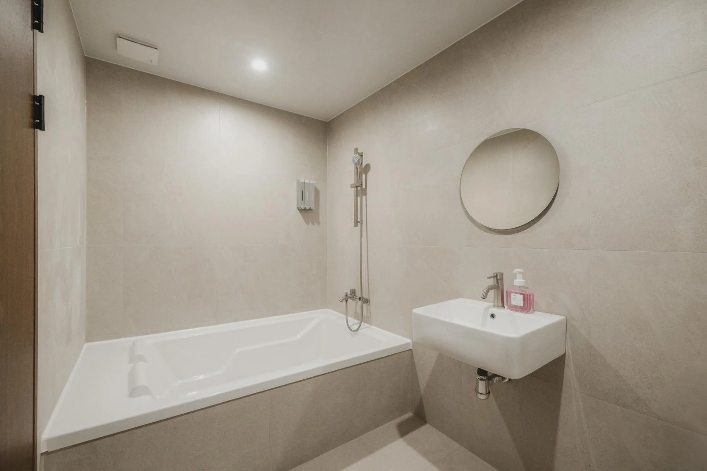 Shower in GOYU Hotel