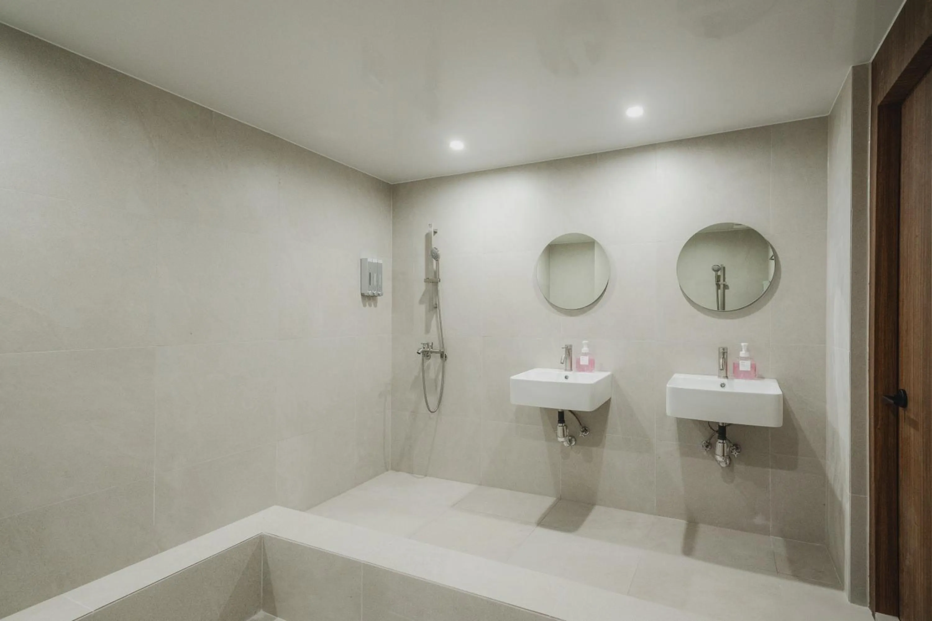 Shower in GOYU Hotel