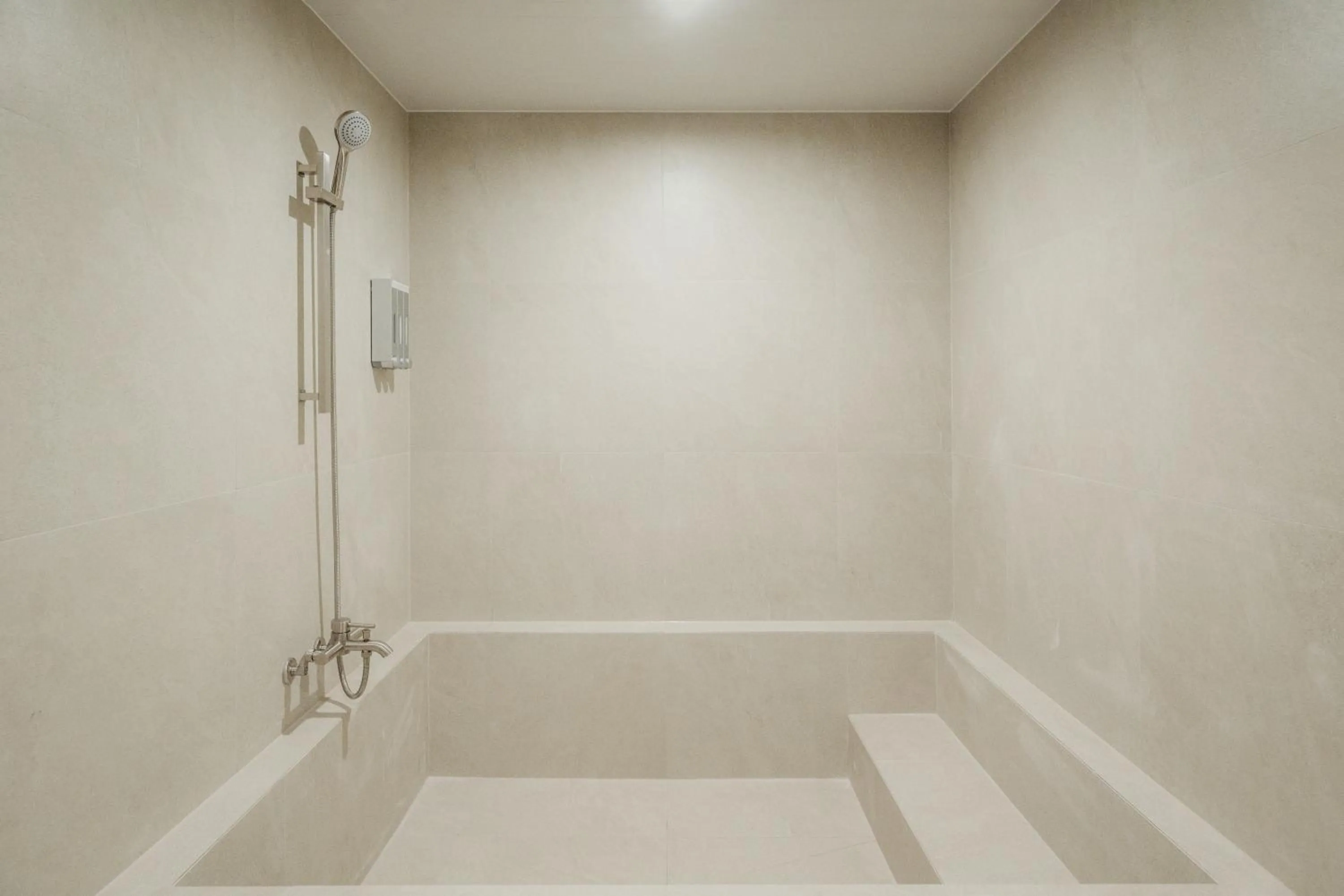 Shower in GOYU Hotel