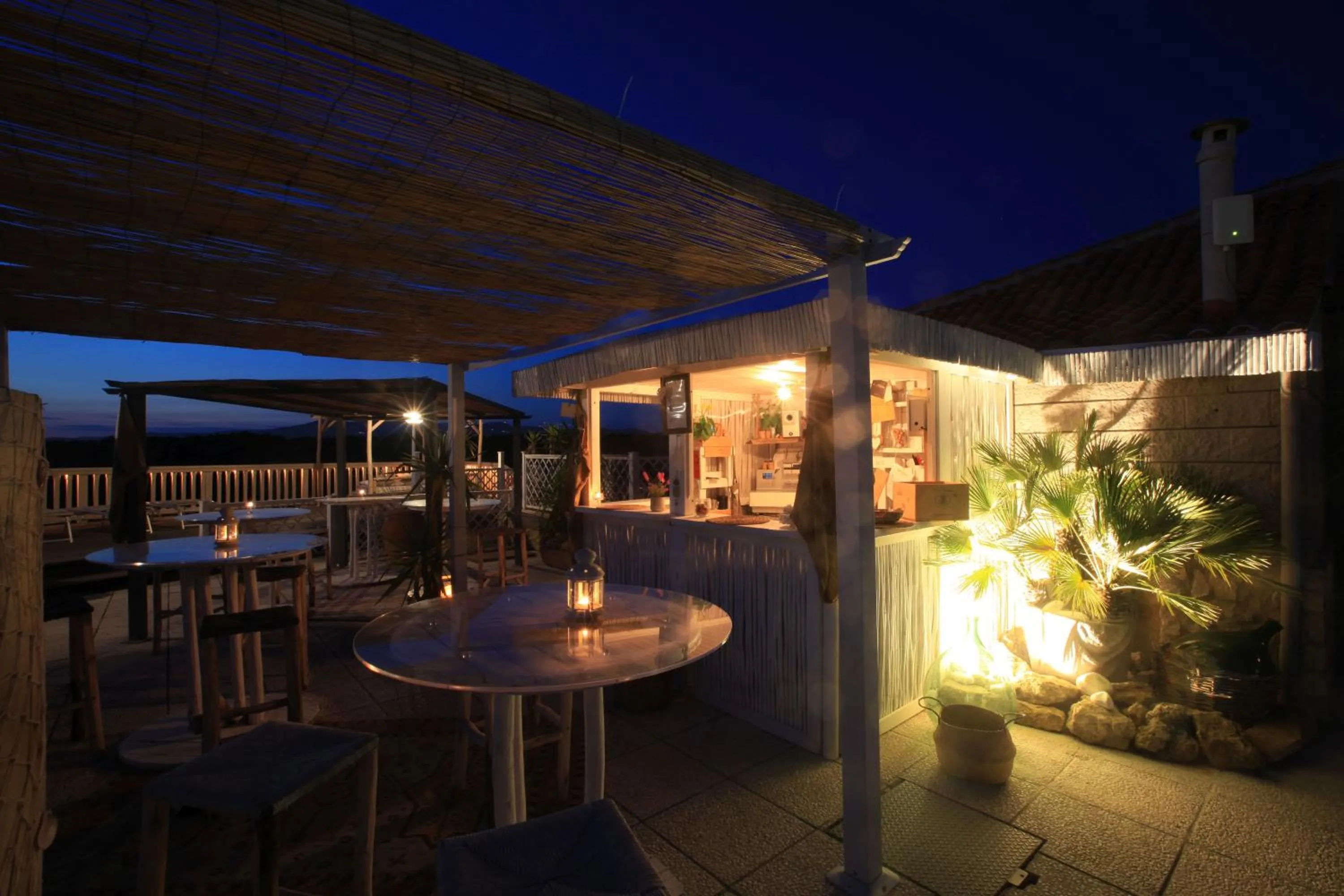 Restaurant/places to eat in MORF suites