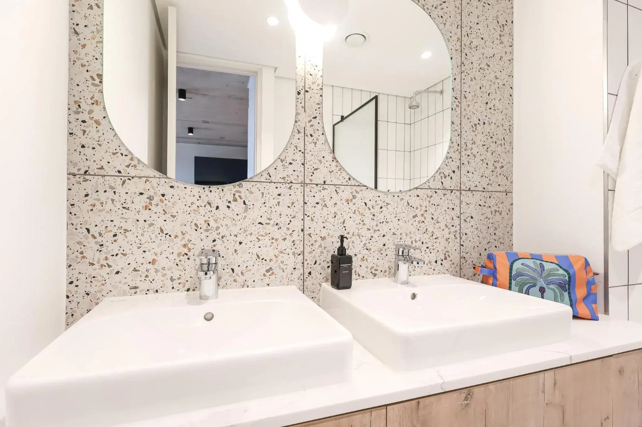 One-Bedroom Apartment in THREE43 ON B - Fluent Serviced Apartments One-Bedroom Apartment in THREE43 ON B - Fluent Serviced Apartments