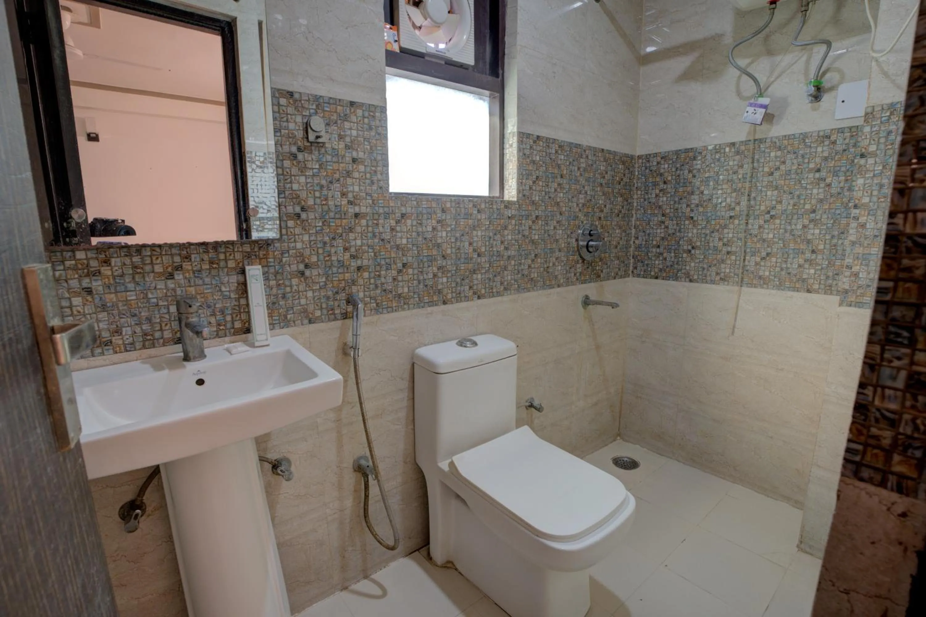 Bathroom in Hotel Dolphin at Delhi Airport