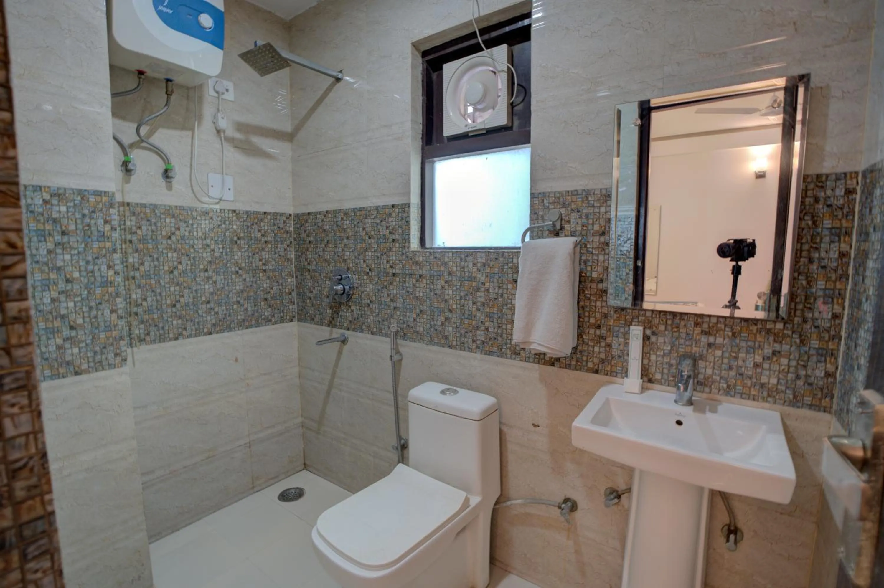 Shower in Hotel Dolphin at Delhi Airport