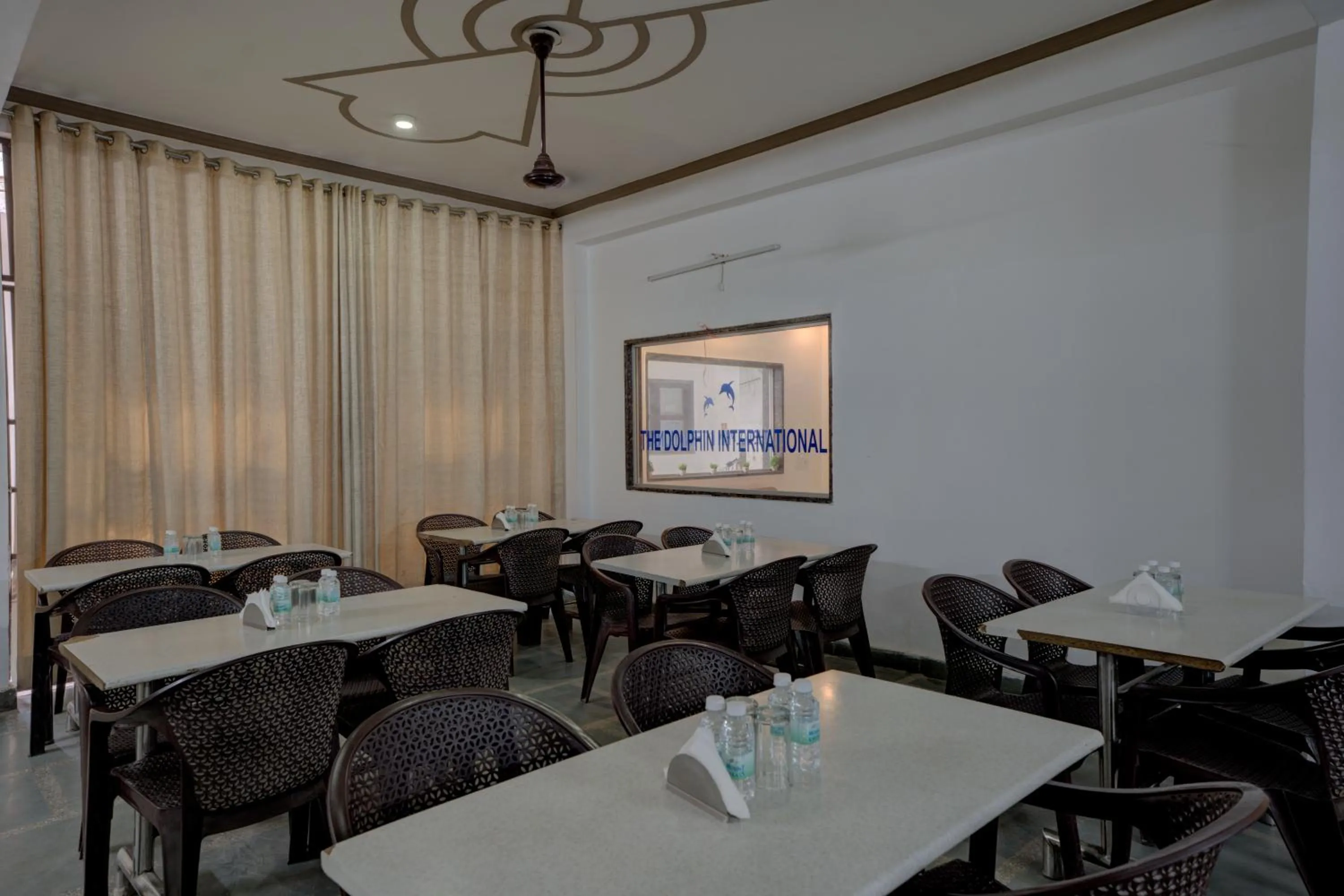 Restaurant/places to eat in Hotel Dolphin at Delhi Airport