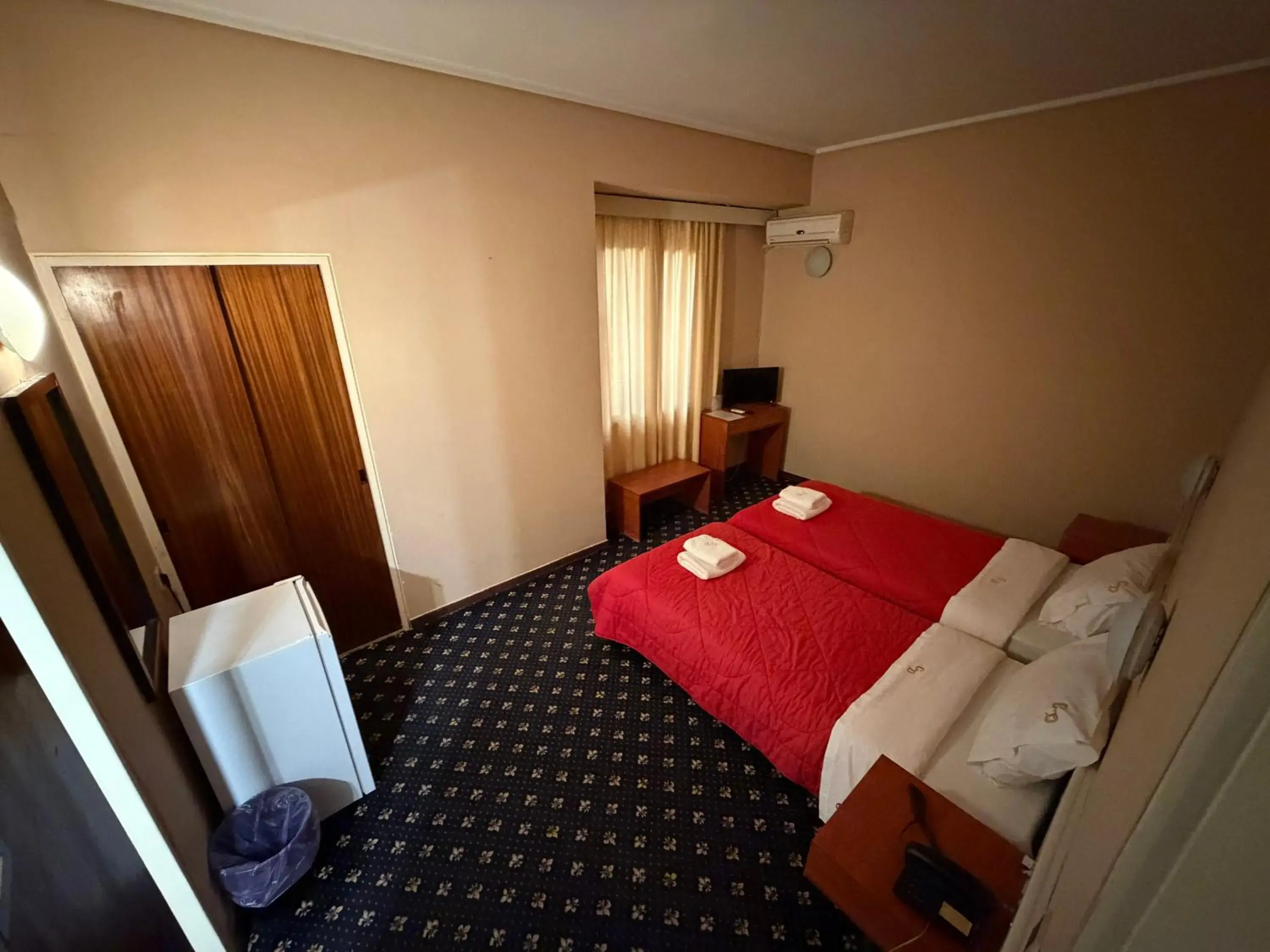 Photo of the whole room, Bed in Cavo D' Oro Photo of the whole room, Bed in Cavo D' Oro