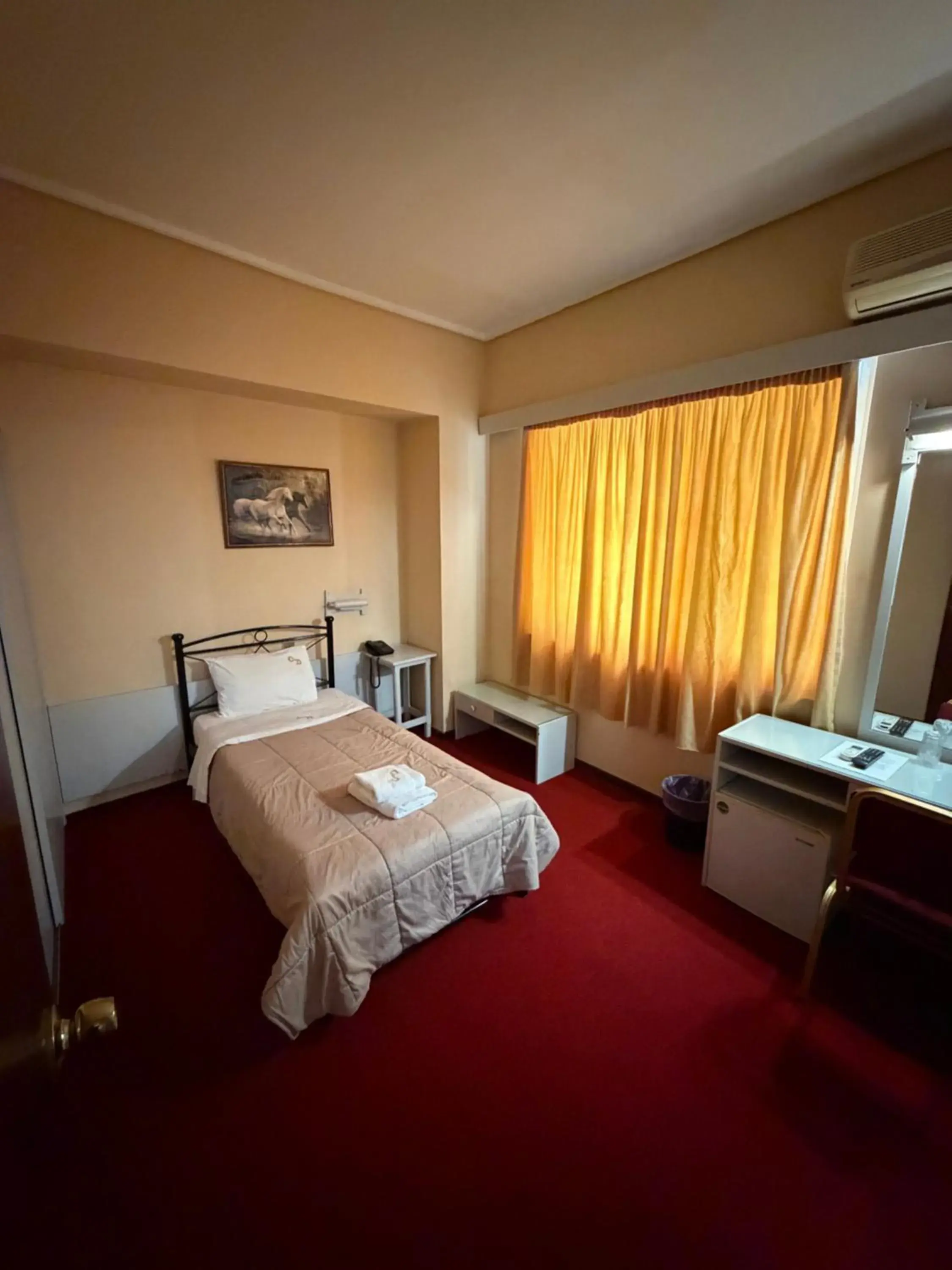 Photo of the whole room, Bed in Cavo D' Oro Photo of the whole room, Bed in Cavo D' Oro