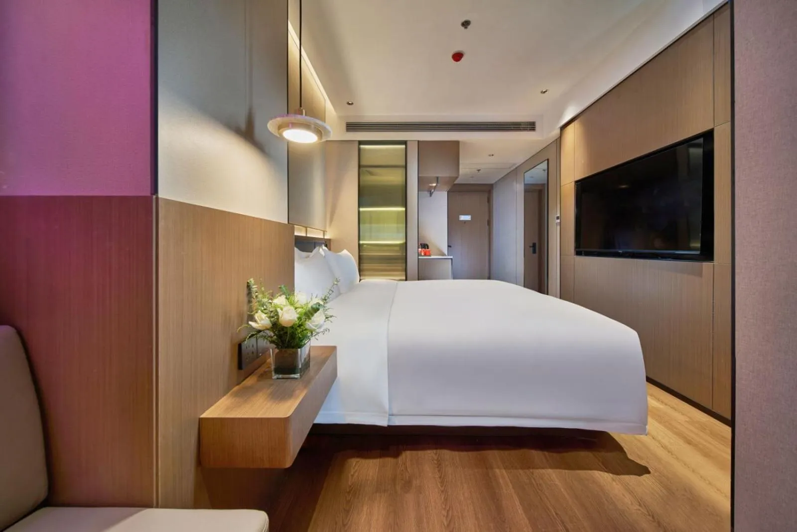 Bed in Jinglai Zhenxuan Shanghai Tongji Hospital Xincun Road Subway Station Hotel