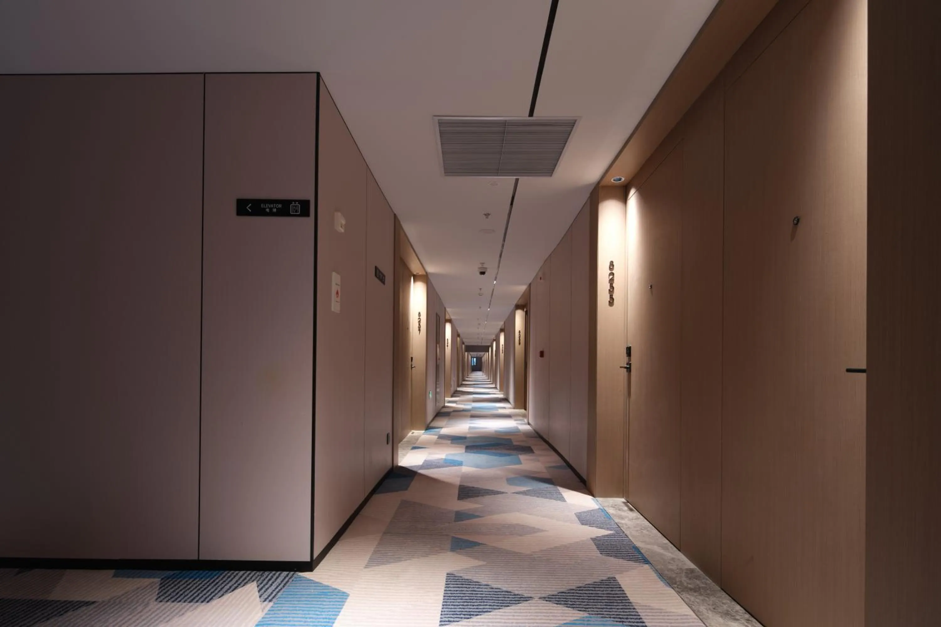 Property building in Jinglai Zhenxuan Shanghai Tongji Hospital Xincun Road Subway Station Hotel