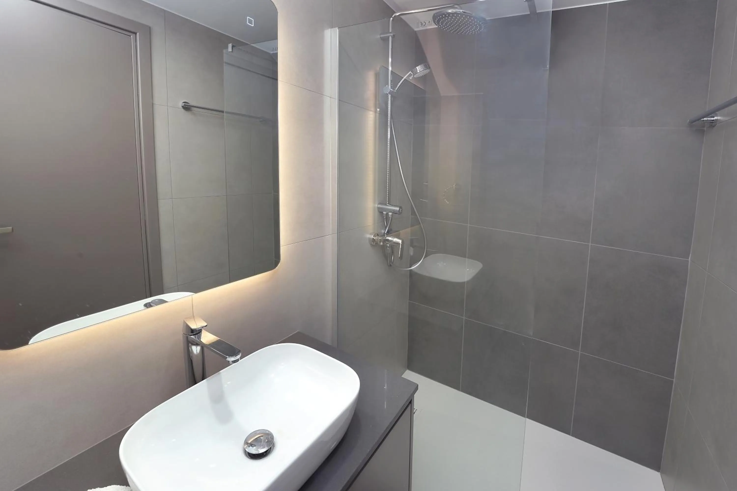 Shower in Sun and Moon Luxury Villas Ayia Napa