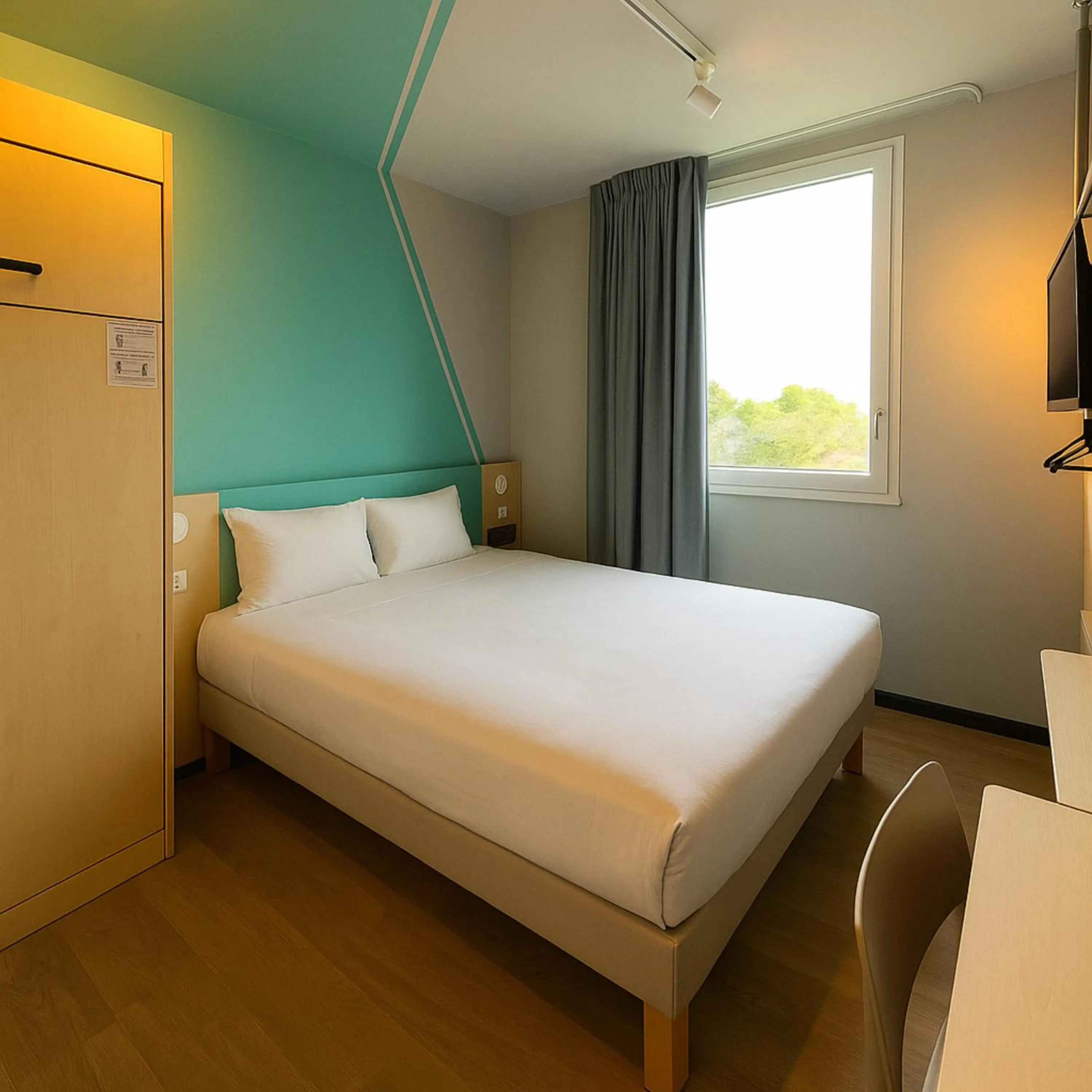 Bedroom, Bed in ibis budget Auxerre Nord