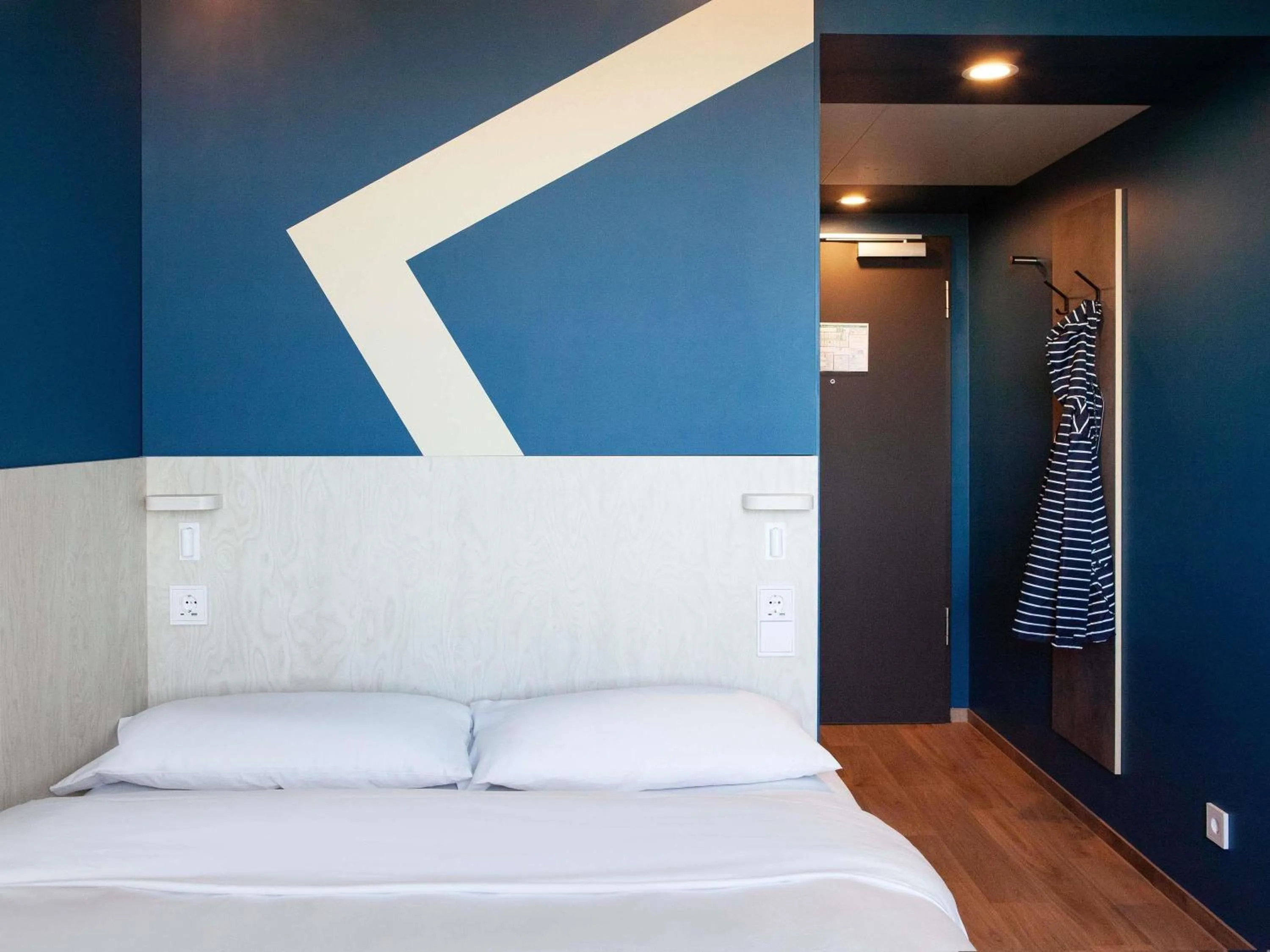 Bedroom, Bed in ibis budget Hotel Berlin Airport