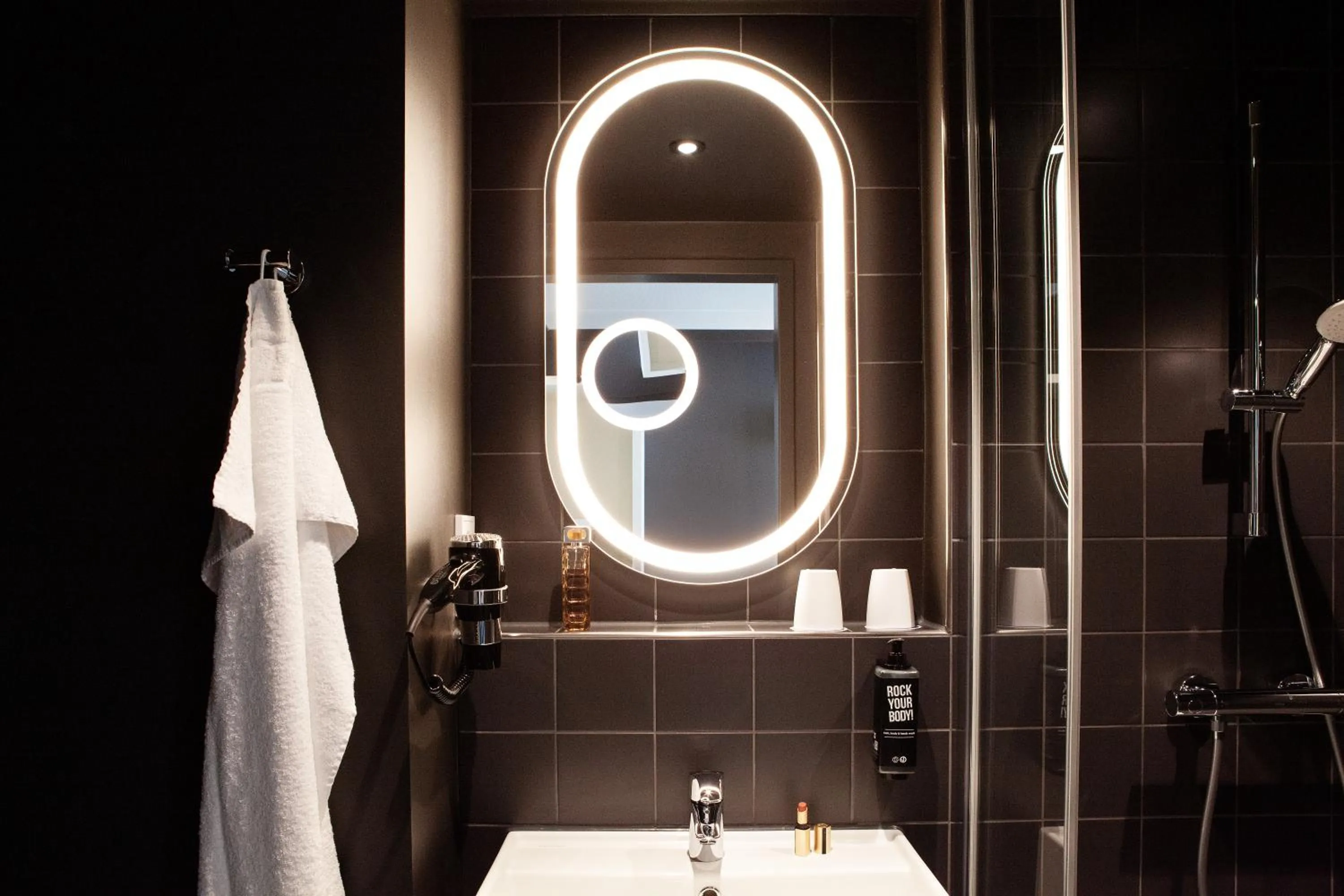 Shower in ibis Hotel Berlin Airport