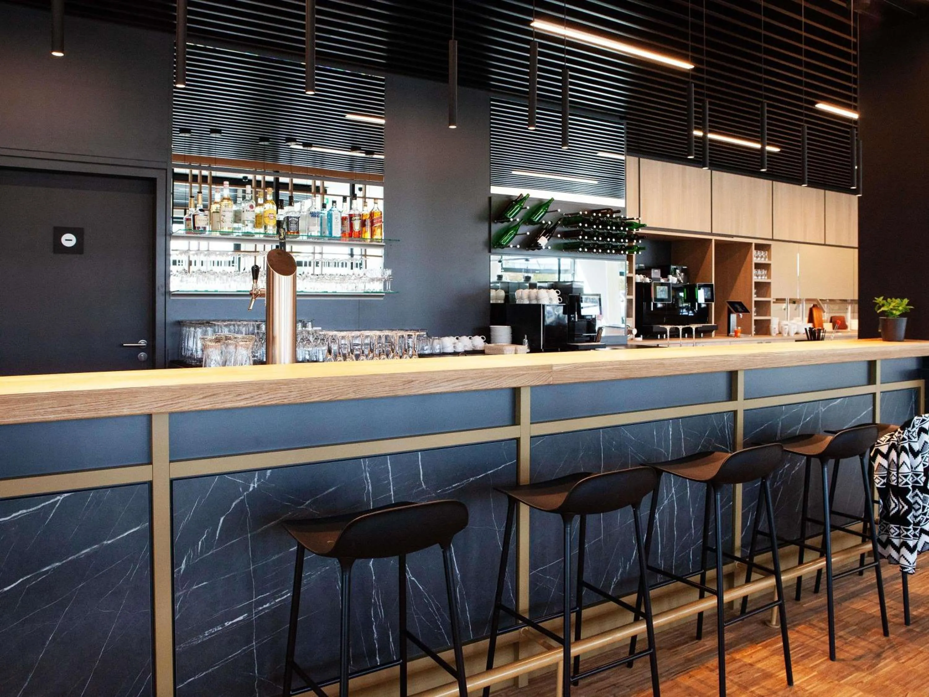 Lounge or bar in ibis Hotel Berlin Airport