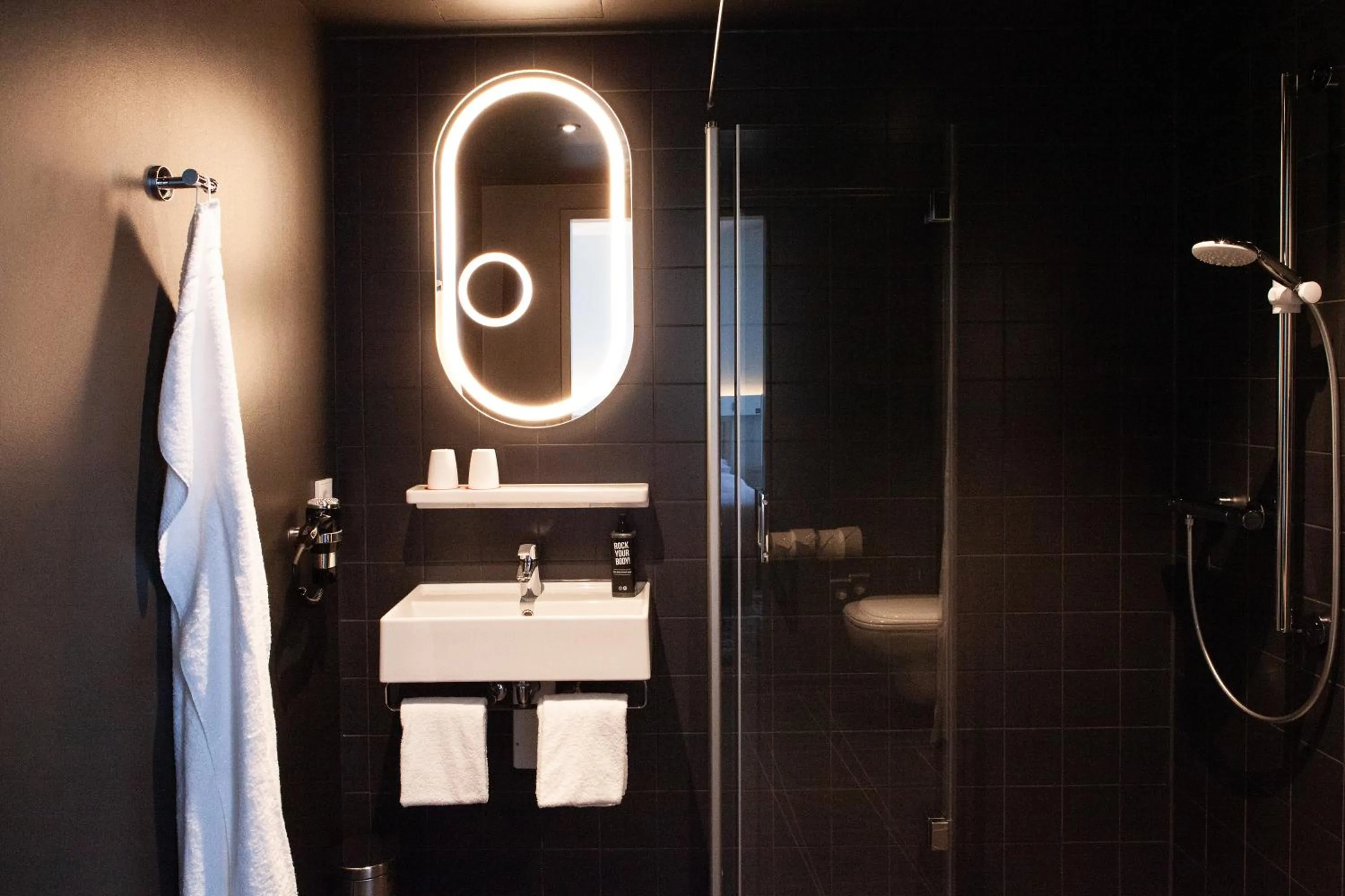 Bathroom in ibis Hotel Berlin Airport