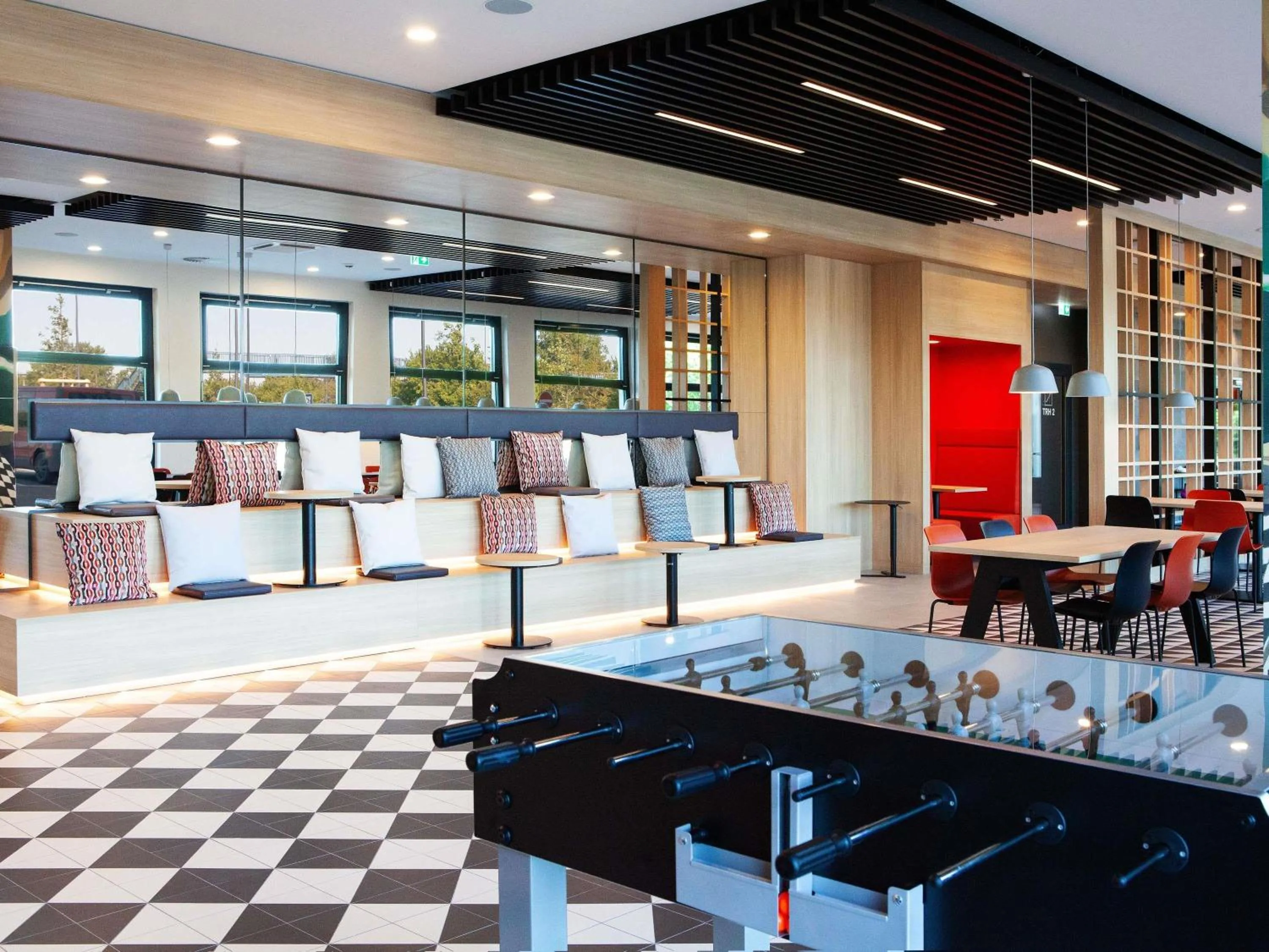 Lounge or bar in ibis Hotel Berlin Airport