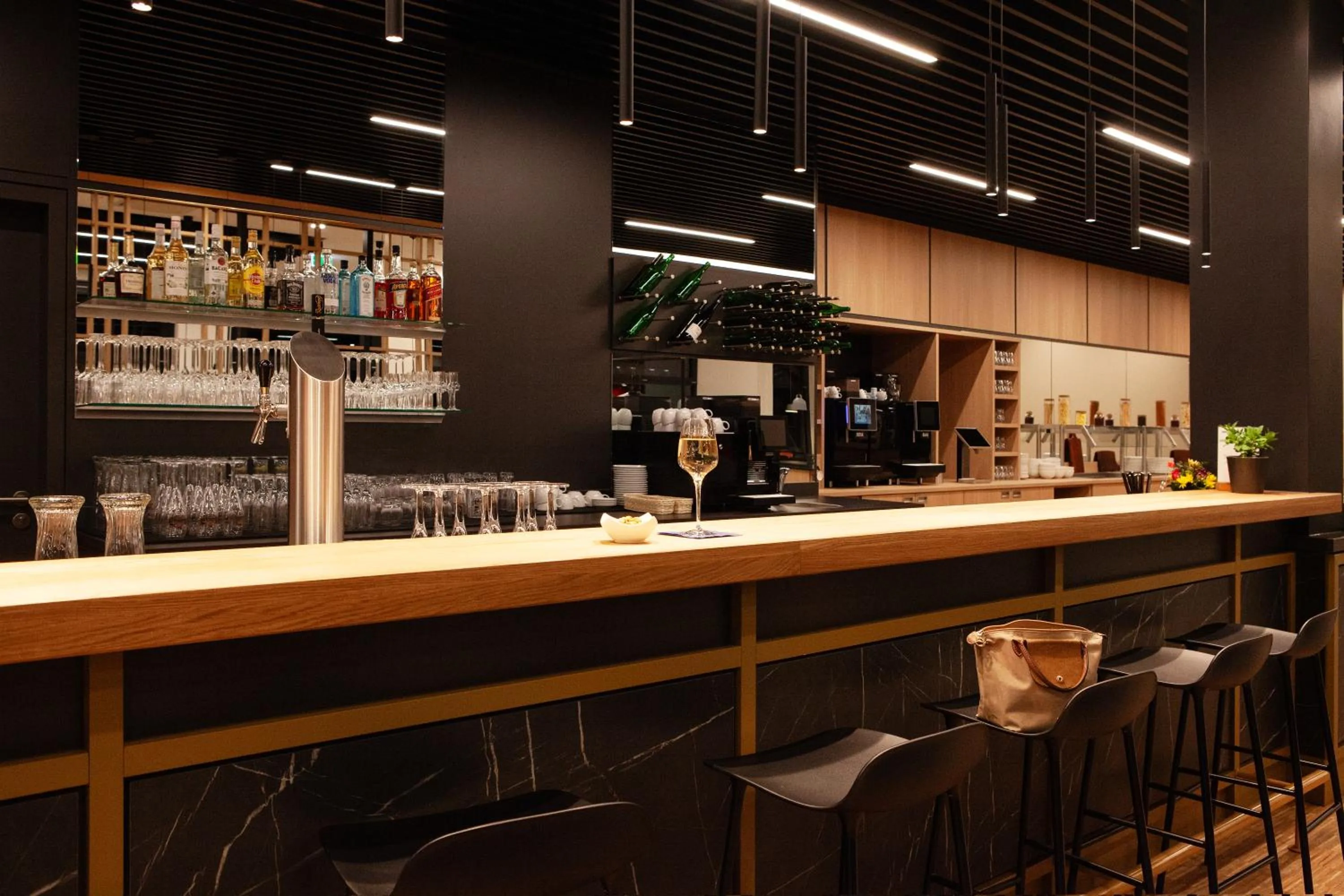 Lounge or bar in ibis Hotel Berlin Airport
