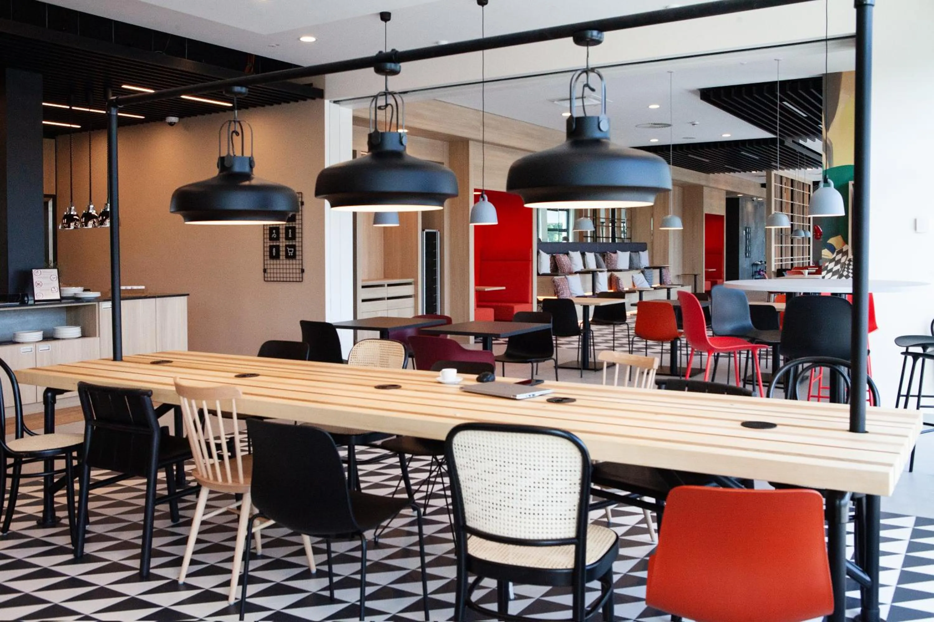 Lounge or bar in ibis Hotel Berlin Airport