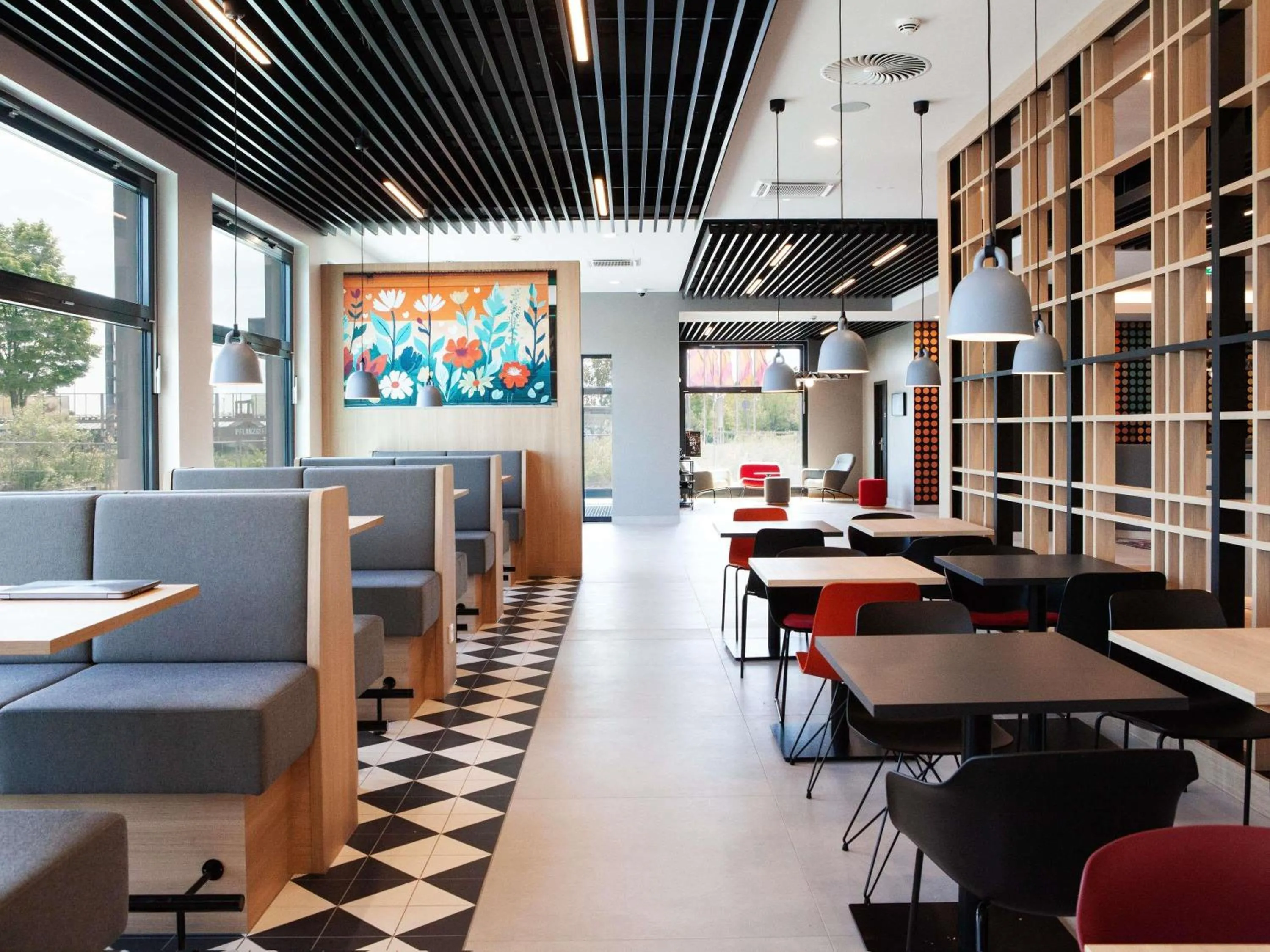 Lounge or bar in ibis Hotel Berlin Airport