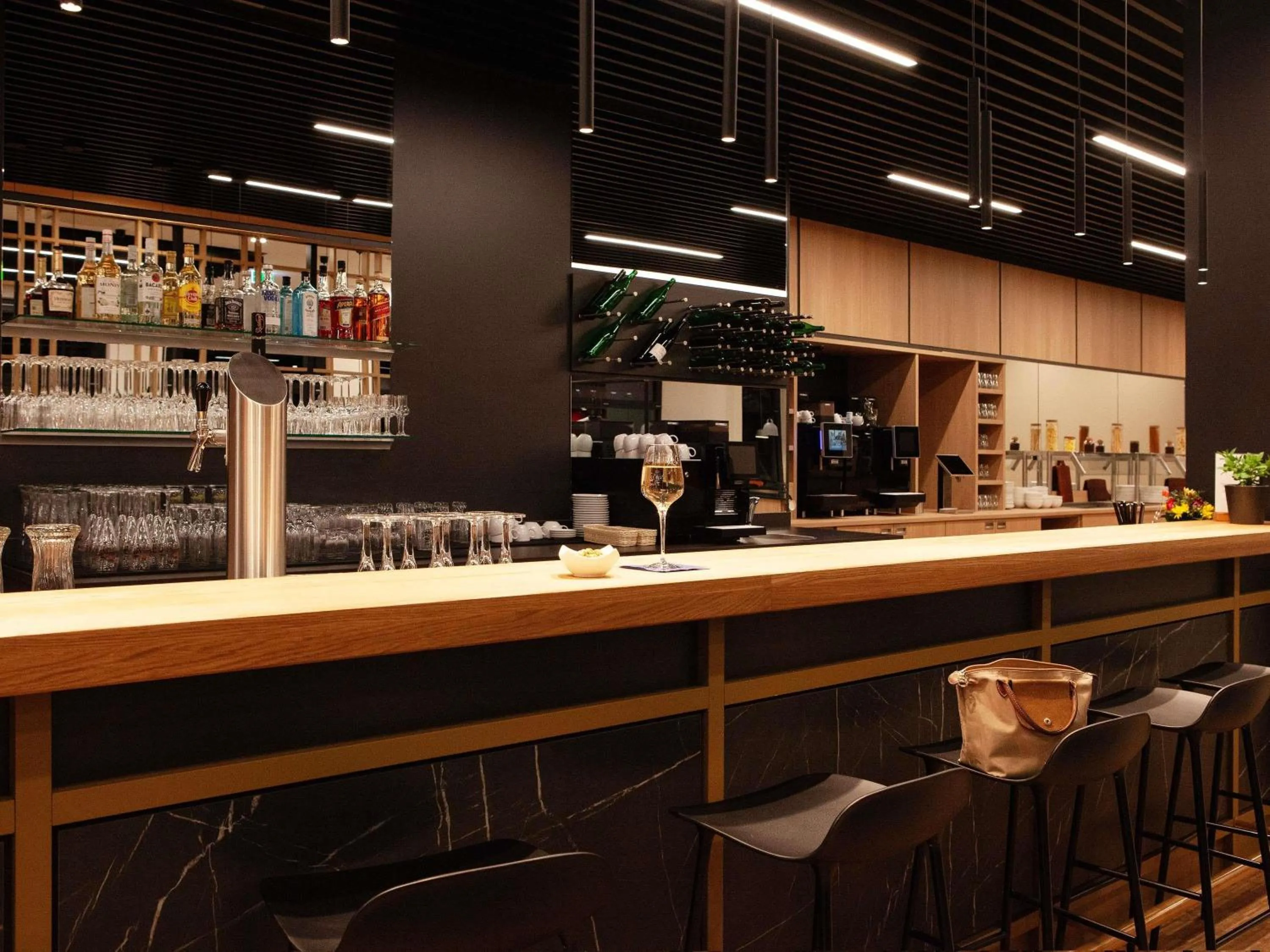 Lounge or bar in ibis Hotel Berlin Airport