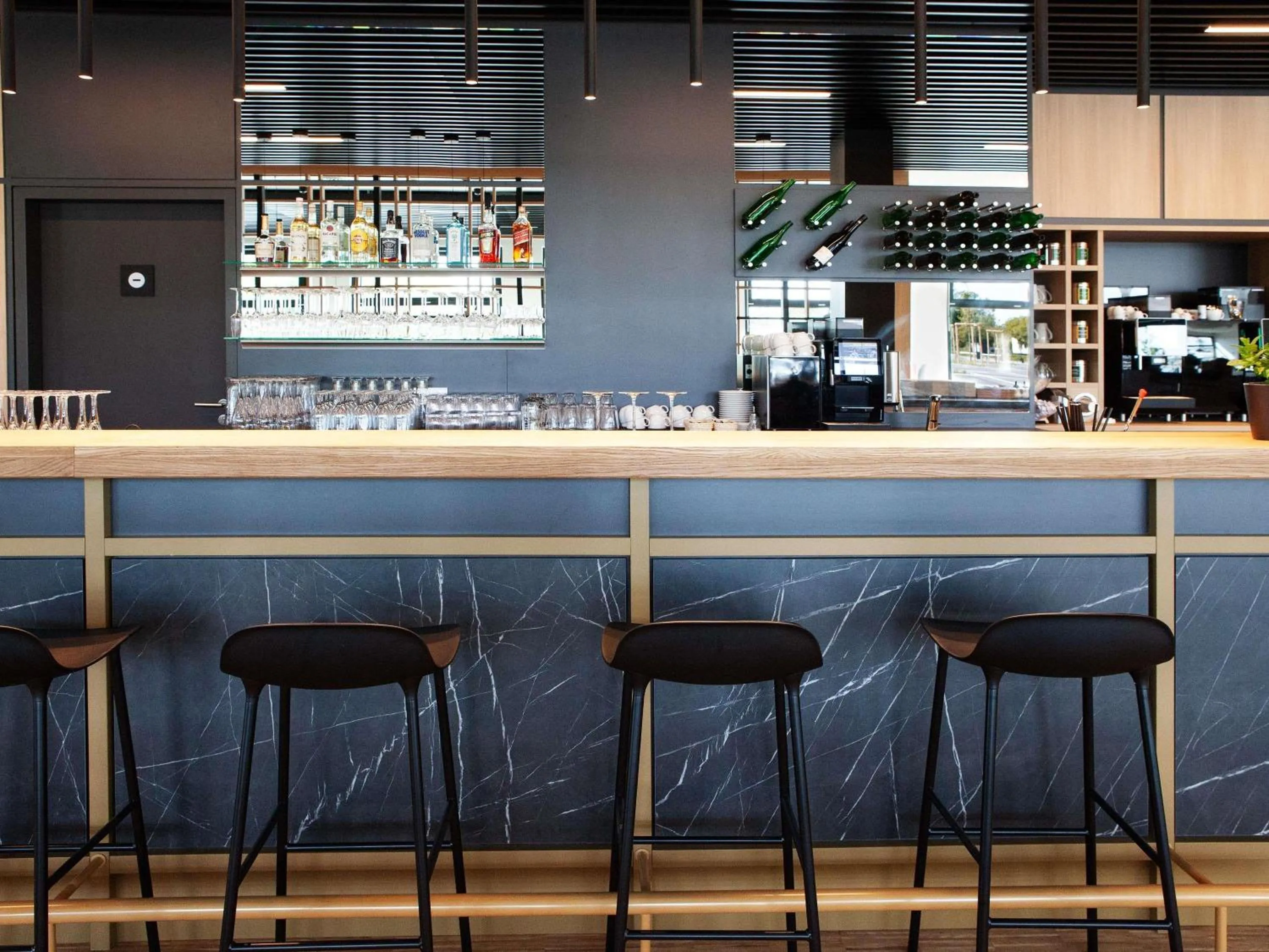 Lounge or bar in ibis Hotel Berlin Airport
