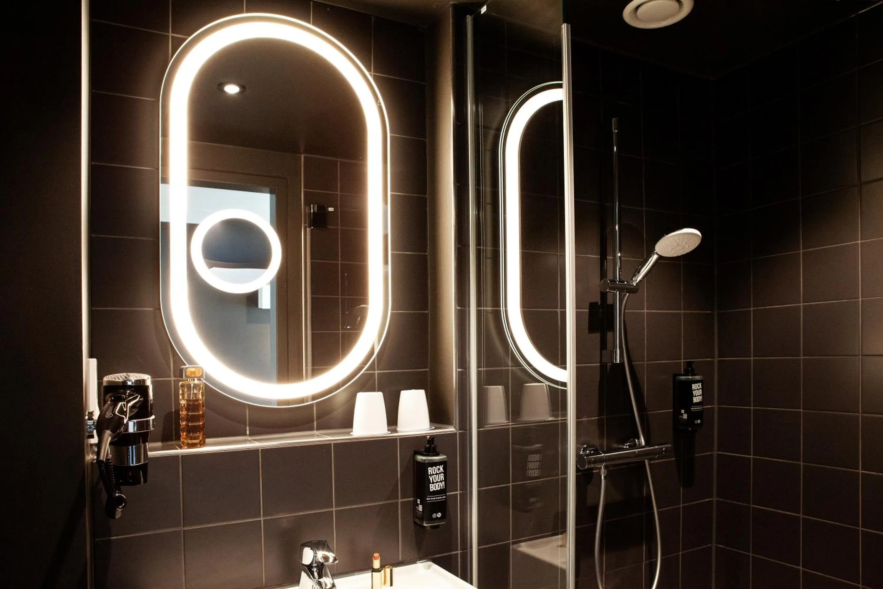 Bathroom in ibis Hotel Berlin Airport