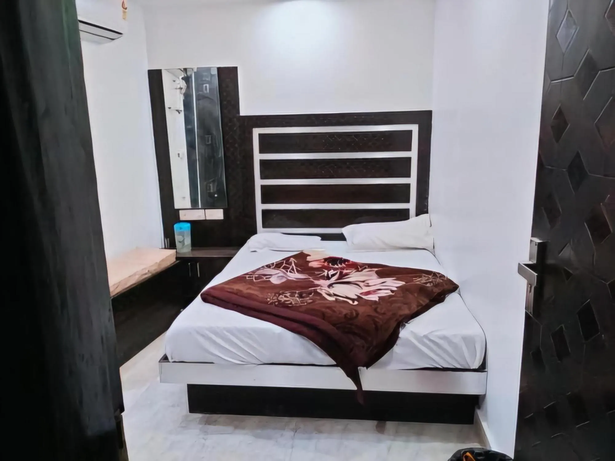 Bed in Hotel Geetanjali Inn